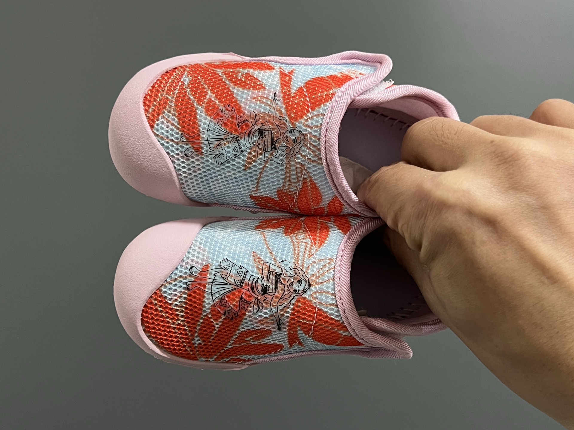 原单 A家包头三代儿童网面魔术贴凉鞋 尺码：22-35码 原单品质，软贝同厂，品质保证👍🏻 透气性网面，速干又舒适☁️ 耐磨防滑橡胶大底，脚感超舒服☁️ 海边度假🏖️日常生活都非常合适✌🏻 魔术贴设计，穿脱方便✔️-选品中心