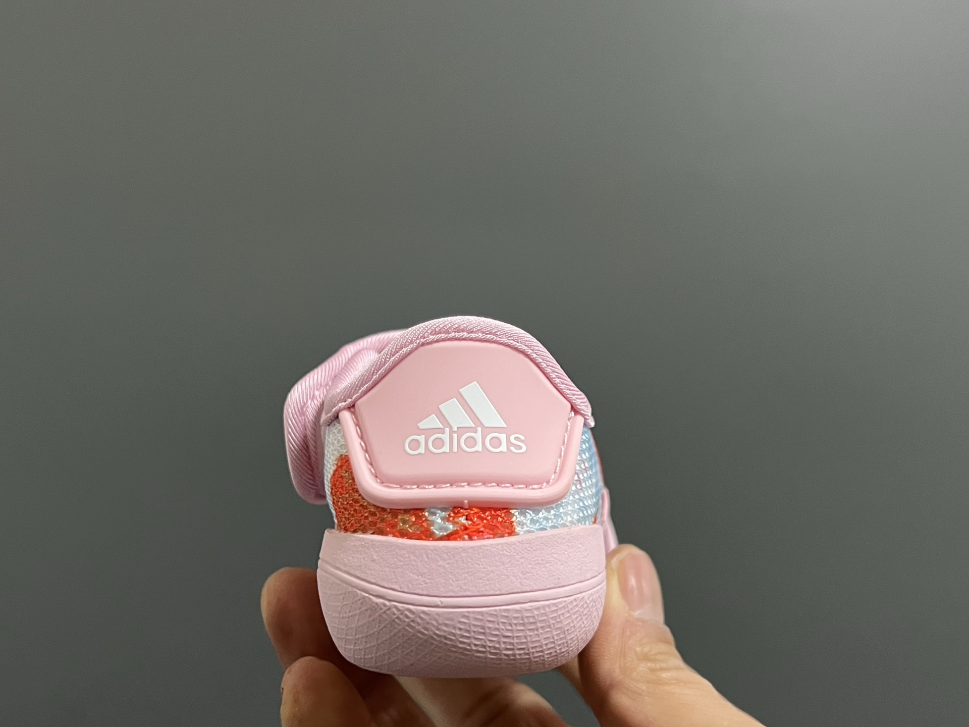 图片[6]-原单 A家包头三代儿童网面魔术贴凉鞋 尺码：22-35码 原单品质，软贝同厂，品质保证👍🏻 透气性网面，速干又舒适☁️ 耐磨防滑橡胶大底，脚感超舒服☁️ 海边度假🏖️日常生活都非常合适✌🏻 魔术贴设计，穿脱方便✔️-选品中心