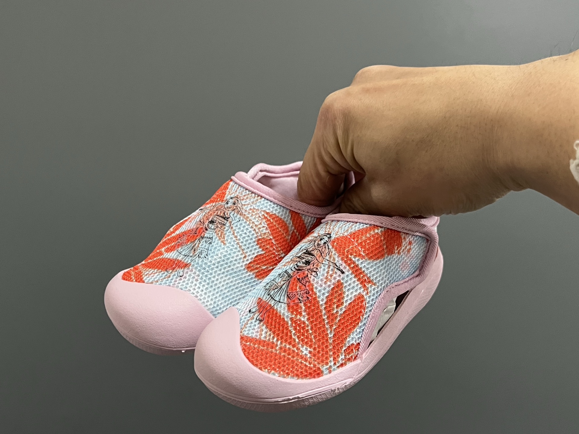 图片[2]-原单 A家包头三代儿童网面魔术贴凉鞋 尺码：22-35码 原单品质，软贝同厂，品质保证👍🏻 透气性网面，速干又舒适☁️ 耐磨防滑橡胶大底，脚感超舒服☁️ 海边度假🏖️日常生活都非常合适✌🏻 魔术贴设计，穿脱方便✔️-选品中心