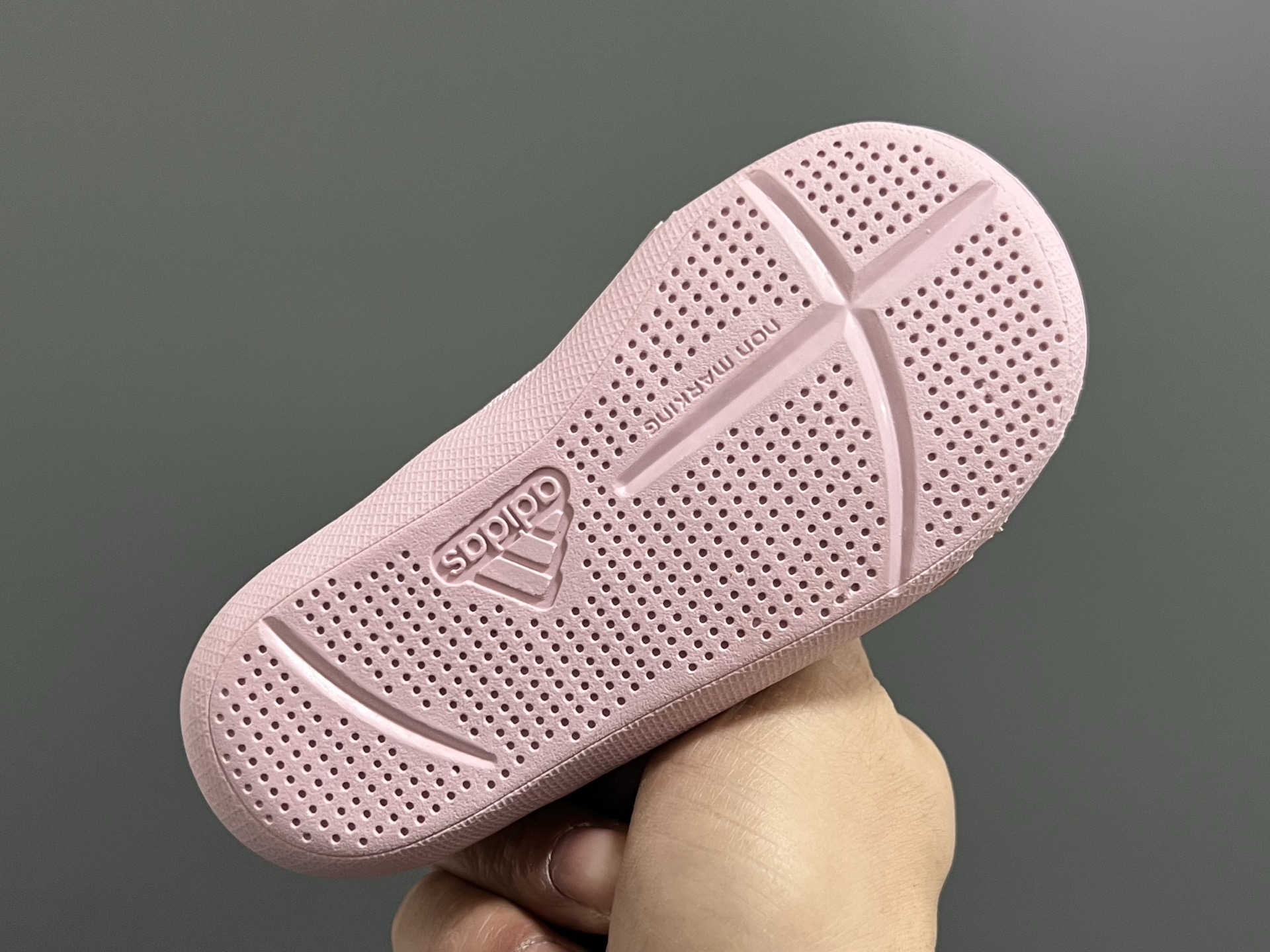 图片[5]-原单 A家包头三代儿童网面魔术贴凉鞋 尺码：22-35码 原单品质，软贝同厂，品质保证👍🏻 透气性网面，速干又舒适☁️ 耐磨防滑橡胶大底，脚感超舒服☁️ 海边度假🏖️日常生活都非常合适✌🏻 魔术贴设计，穿脱方便✔️-选品中心