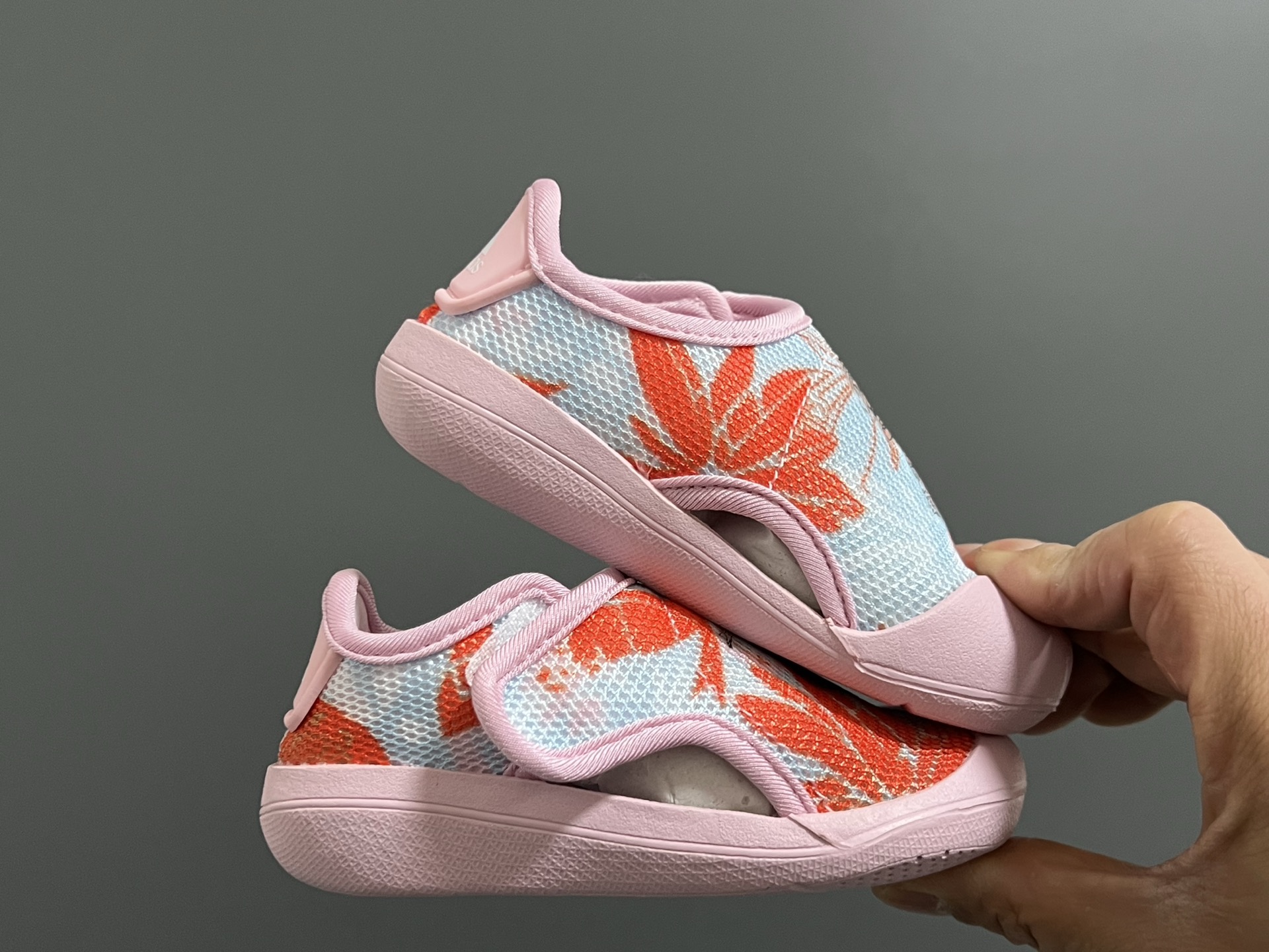 图片[9]-原单 A家包头三代儿童网面魔术贴凉鞋 尺码：22-35码 原单品质，软贝同厂，品质保证👍🏻 透气性网面，速干又舒适☁️ 耐磨防滑橡胶大底，脚感超舒服☁️ 海边度假🏖️日常生活都非常合适✌🏻 魔术贴设计，穿脱方便✔️-选品中心