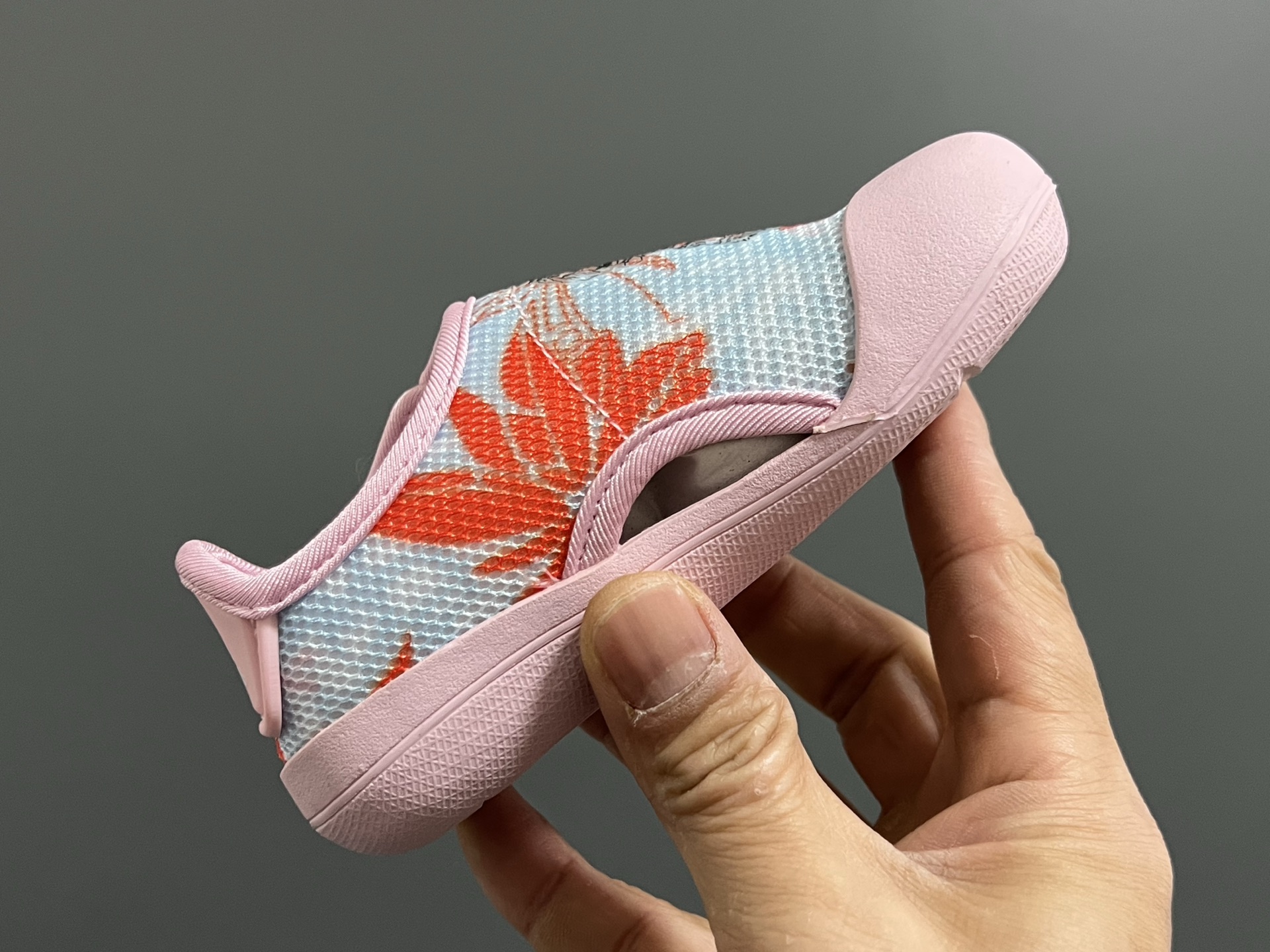 图片[7]-原单 A家包头三代儿童网面魔术贴凉鞋 尺码：22-35码 原单品质，软贝同厂，品质保证👍🏻 透气性网面，速干又舒适☁️ 耐磨防滑橡胶大底，脚感超舒服☁️ 海边度假🏖️日常生活都非常合适✌🏻 魔术贴设计，穿脱方便✔️-选品中心