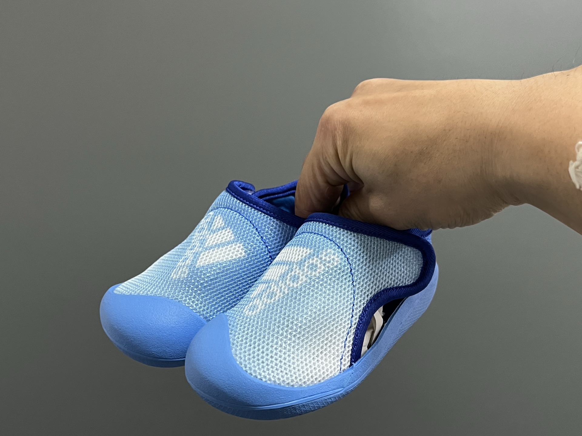 图片[2]-原单 A家包头三代儿童网面魔术贴凉鞋（） 尺码：22-35码 原单品质，软贝同厂，品质保证👍🏻 透气性网面，速干又舒适☁️ 耐磨防滑橡胶大底，脚感超舒服☁️ 海边度假🏖️日常生活都非常合适✌🏻 魔术贴设计，穿脱方便✔️-选品中心