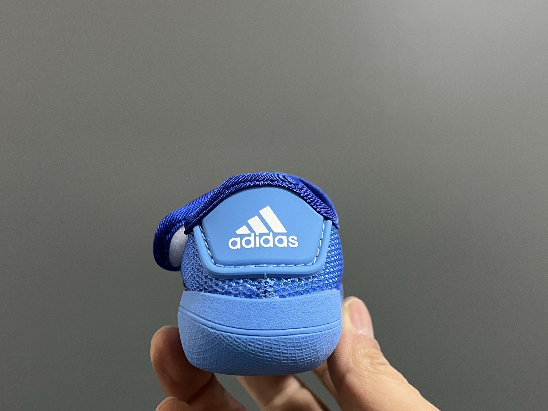 图片[7]-原单 A家包头三代儿童网面魔术贴凉鞋（） 尺码：22-35码 原单品质，软贝同厂，品质保证👍🏻 透气性网面，速干又舒适☁️ 耐磨防滑橡胶大底，脚感超舒服☁️ 海边度假🏖️日常生活都非常合适✌🏻 魔术贴设计，穿脱方便✔️-选品中心