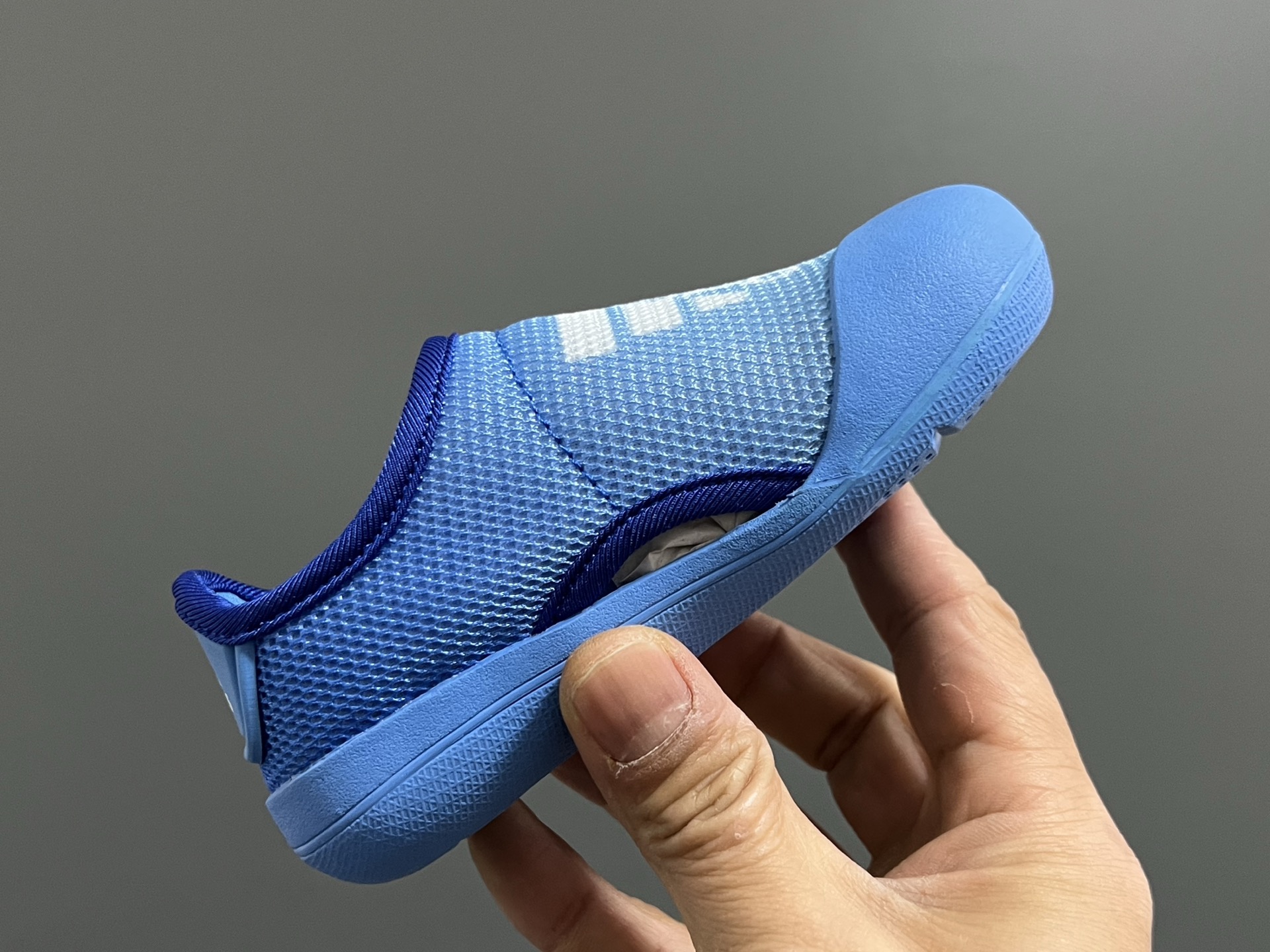 图片[6]-原单 A家包头三代儿童网面魔术贴凉鞋（） 尺码：22-35码 原单品质，软贝同厂，品质保证👍🏻 透气性网面，速干又舒适☁️ 耐磨防滑橡胶大底，脚感超舒服☁️ 海边度假🏖️日常生活都非常合适✌🏻 魔术贴设计，穿脱方便✔️-选品中心