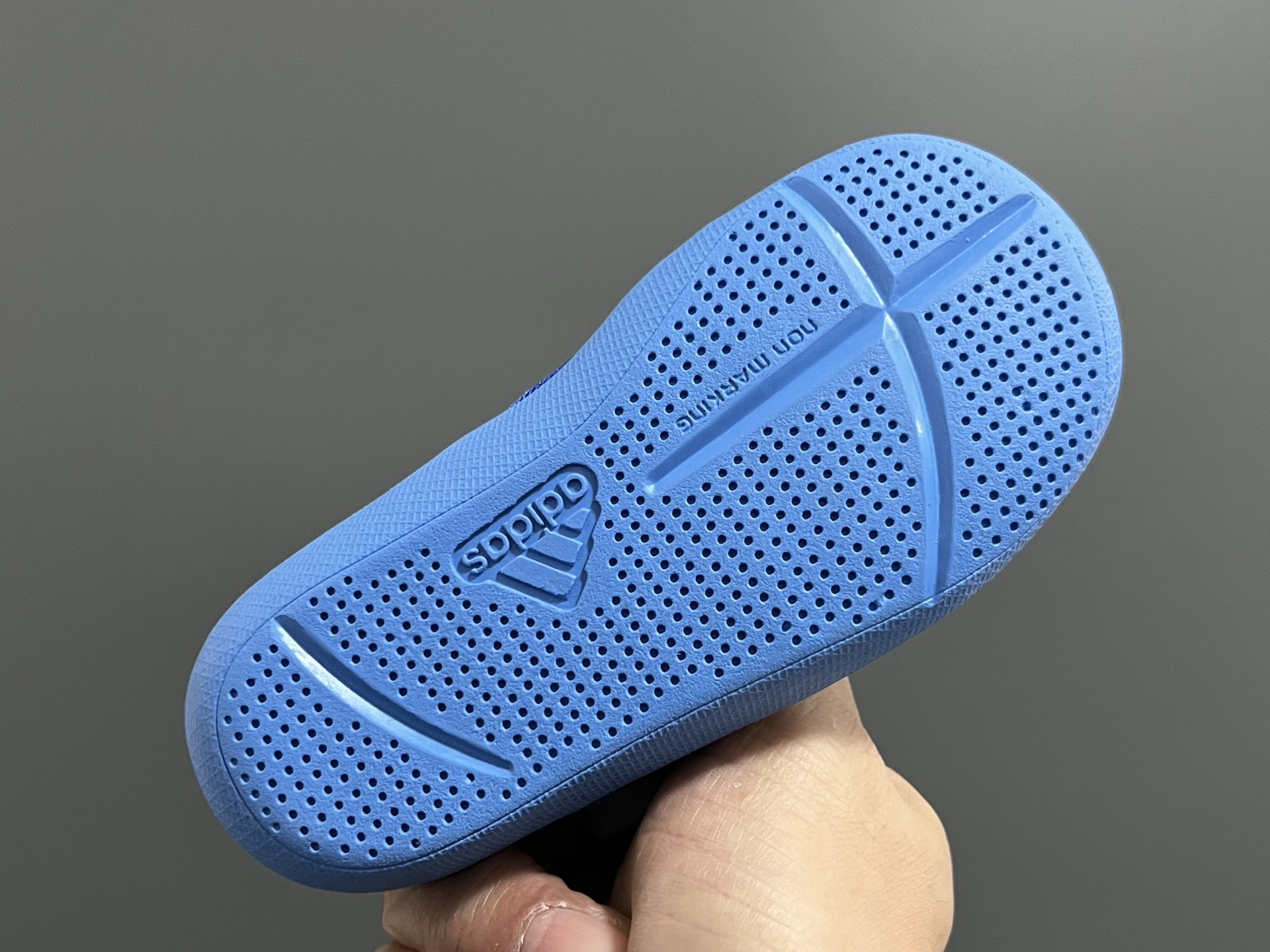 图片[5]-原单 A家包头三代儿童网面魔术贴凉鞋（） 尺码：22-35码 原单品质，软贝同厂，品质保证👍🏻 透气性网面，速干又舒适☁️ 耐磨防滑橡胶大底，脚感超舒服☁️ 海边度假🏖️日常生活都非常合适✌🏻 魔术贴设计，穿脱方便✔️-选品中心