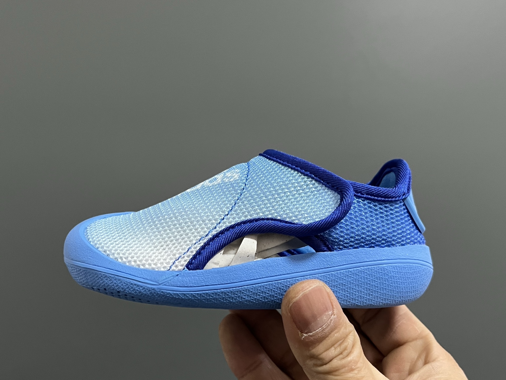 图片[4]-原单 A家包头三代儿童网面魔术贴凉鞋（） 尺码：22-35码 原单品质，软贝同厂，品质保证👍🏻 透气性网面，速干又舒适☁️ 耐磨防滑橡胶大底，脚感超舒服☁️ 海边度假🏖️日常生活都非常合适✌🏻 魔术贴设计，穿脱方便✔️-选品中心