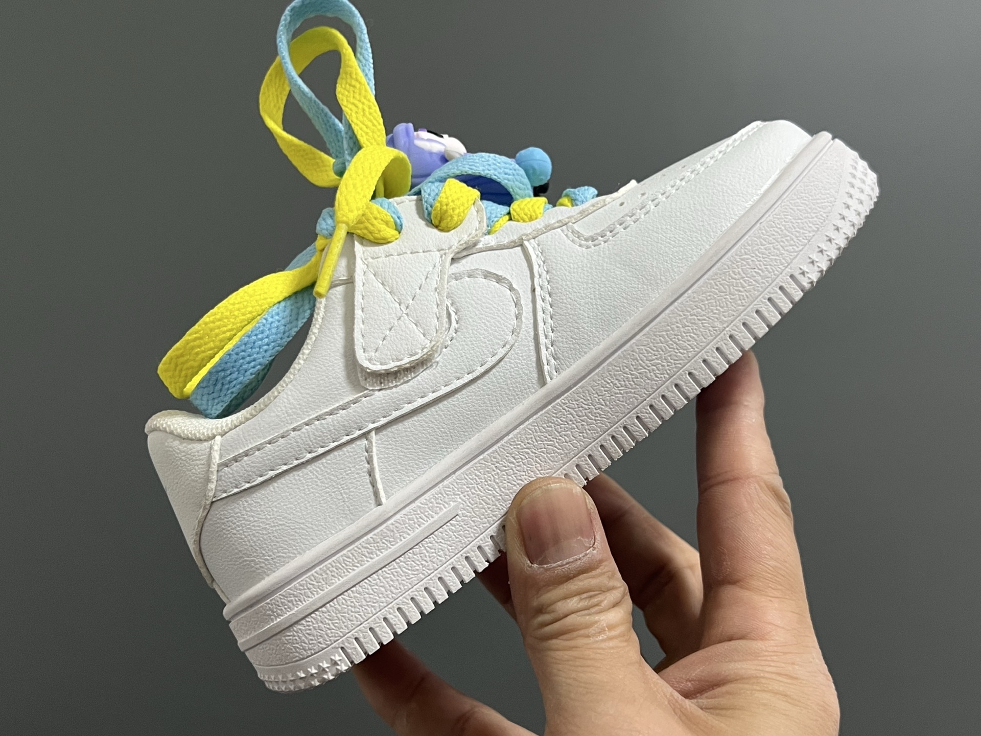 图片[6]-空一号双鞋带魔术贴卡通儿童休闲鞋 尺码：26-37码 经典空军一号卡通联名 可爱的哪吒敖丙挂件 优质皮料拼接，质感满满🈵 推荐get✔️-选品中心