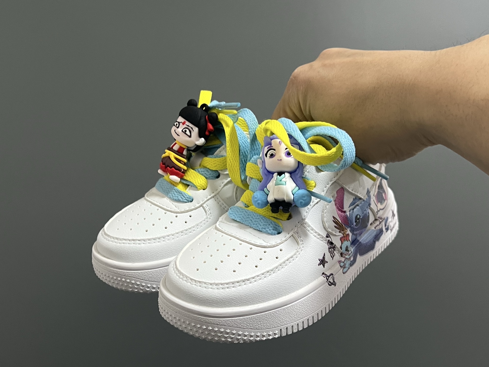 图片[2]-空一号双鞋带魔术贴卡通儿童休闲鞋 尺码：26-37码 经典空军一号卡通联名 可爱的哪吒敖丙挂件 优质皮料拼接，质感满满🈵 推荐get✔️-选品中心