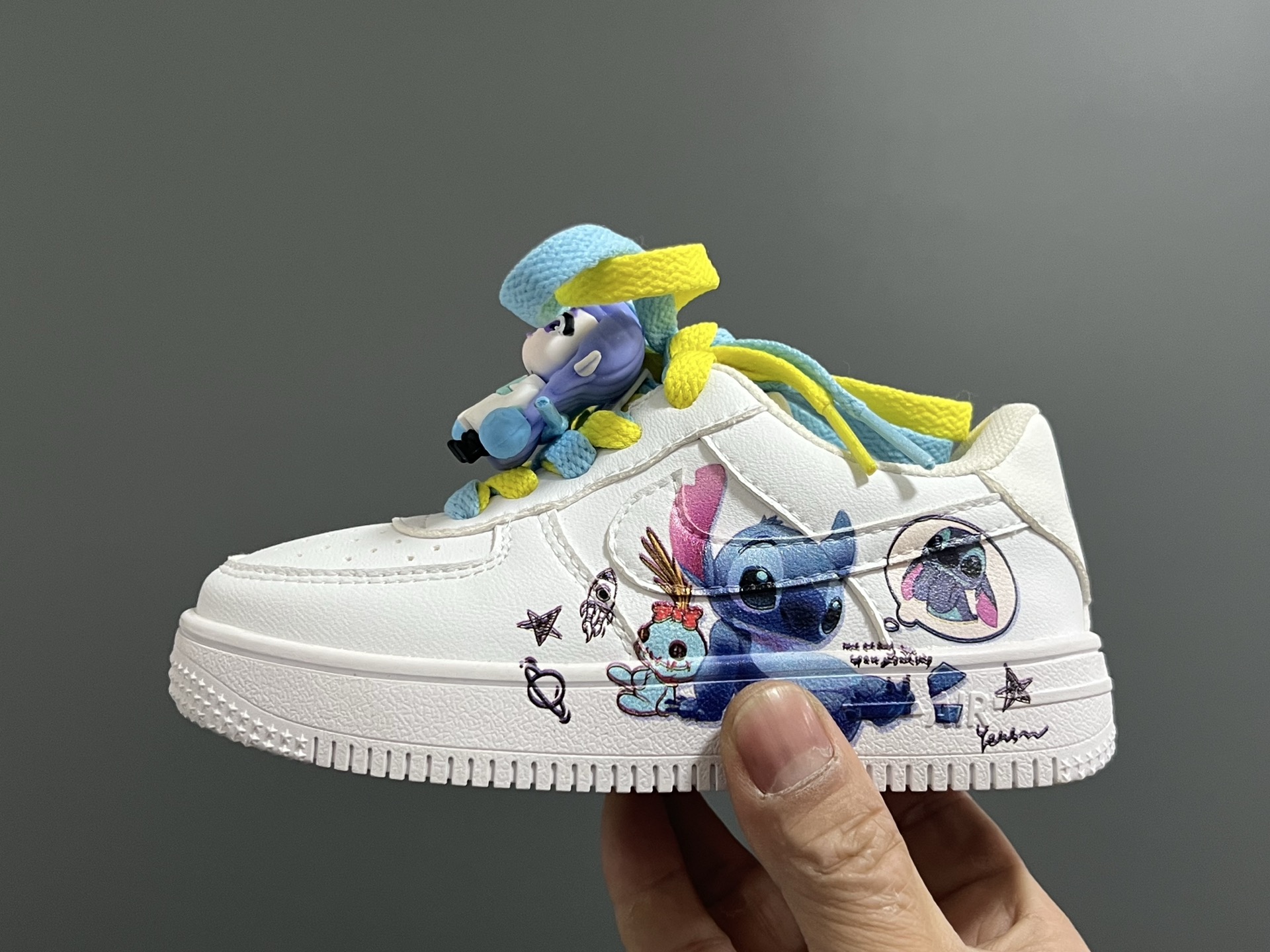 图片[4]-空一号双鞋带魔术贴卡通儿童休闲鞋 尺码：26-37码 经典空军一号卡通联名 可爱的哪吒敖丙挂件 优质皮料拼接，质感满满🈵 推荐get✔️-选品中心