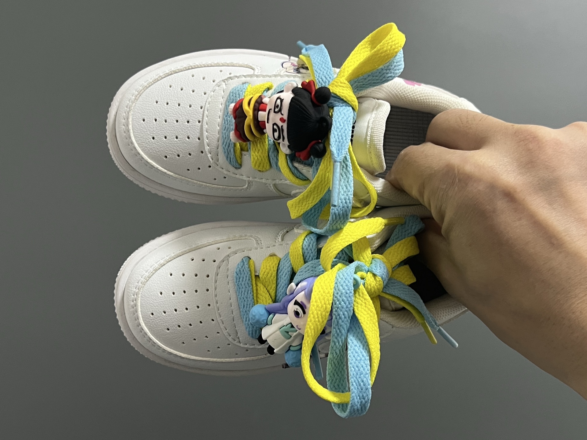 空一号双鞋带魔术贴卡通儿童休闲鞋 尺码：26-37码 经典空军一号卡通联名 可爱的哪吒敖丙挂件 优质皮料拼接，质感满满🈵 推荐get✔️-选品中心