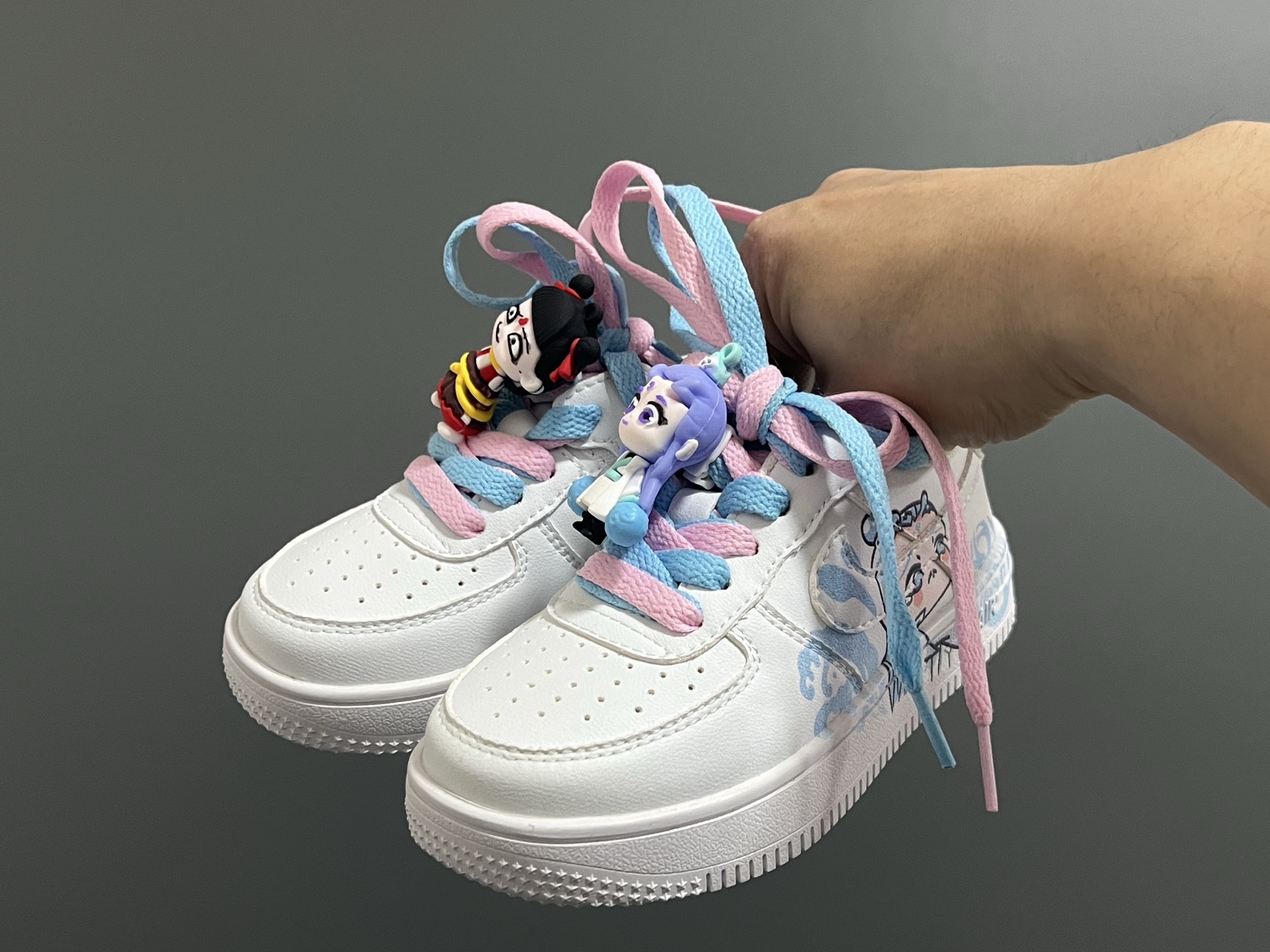 图片[2]-空一号双鞋带魔术贴卡通儿童休闲鞋 尺码：26-37码 经典空军一号卡通联名 可爱的哪吒敖丙挂件 优质皮料拼接，质感满满🈵 推荐get✔️-选品中心