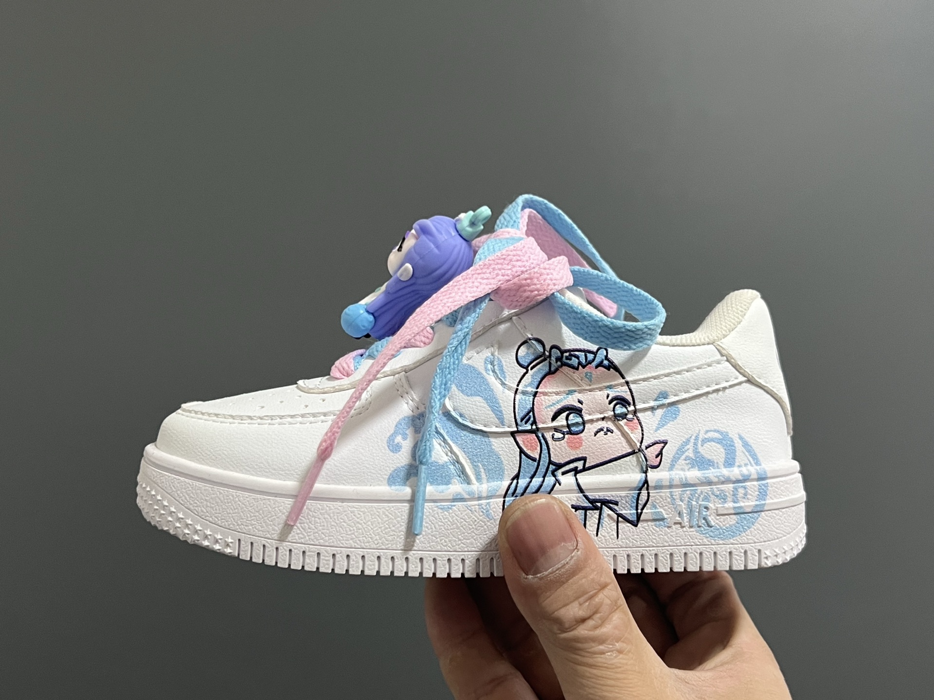 图片[4]-空一号双鞋带魔术贴卡通儿童休闲鞋 尺码：26-37码 经典空军一号卡通联名 可爱的哪吒敖丙挂件 优质皮料拼接，质感满满🈵 推荐get✔️-选品中心