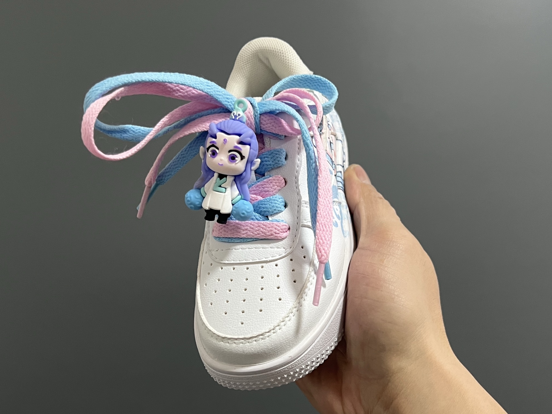 图片[3]-空一号双鞋带魔术贴卡通儿童休闲鞋 尺码：26-37码 经典空军一号卡通联名 可爱的哪吒敖丙挂件 优质皮料拼接，质感满满🈵 推荐get✔️-选品中心