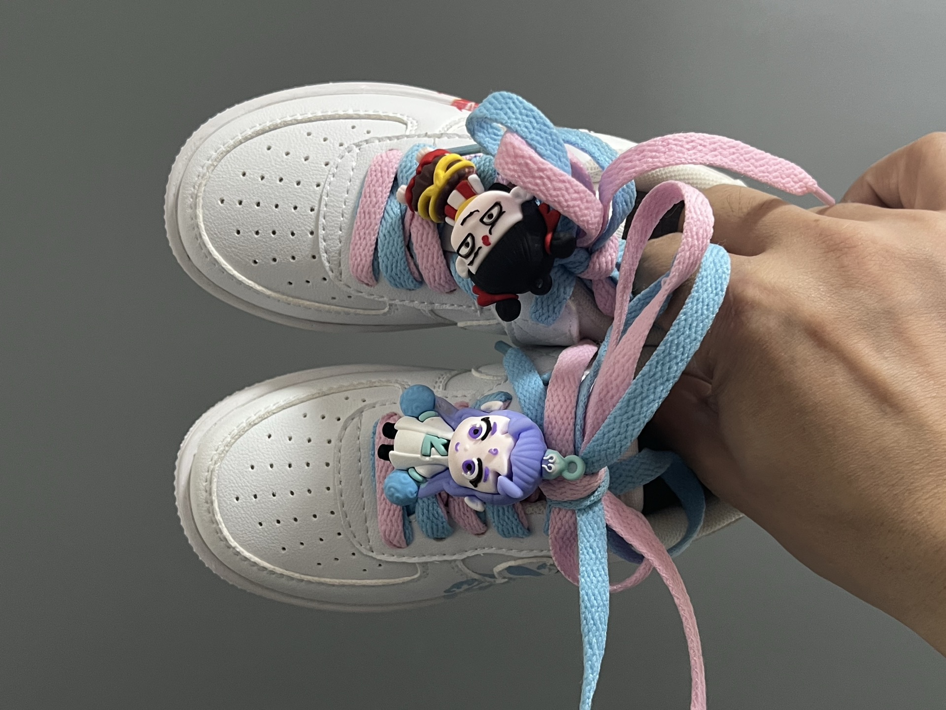 空一号双鞋带魔术贴卡通儿童休闲鞋 尺码：26-37码 经典空军一号卡通联名 可爱的哪吒敖丙挂件 优质皮料拼接，质感满满🈵 推荐get✔️-选品中心