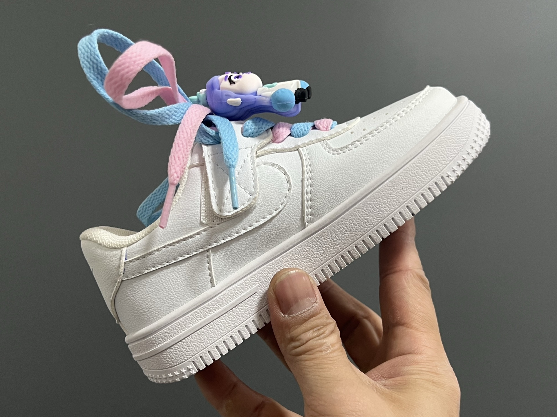 图片[5]-空一号双鞋带魔术贴卡通儿童休闲鞋 尺码：26-37码 经典空军一号卡通联名 可爱的哪吒敖丙挂件 优质皮料拼接，质感满满🈵 推荐get✔️-选品中心