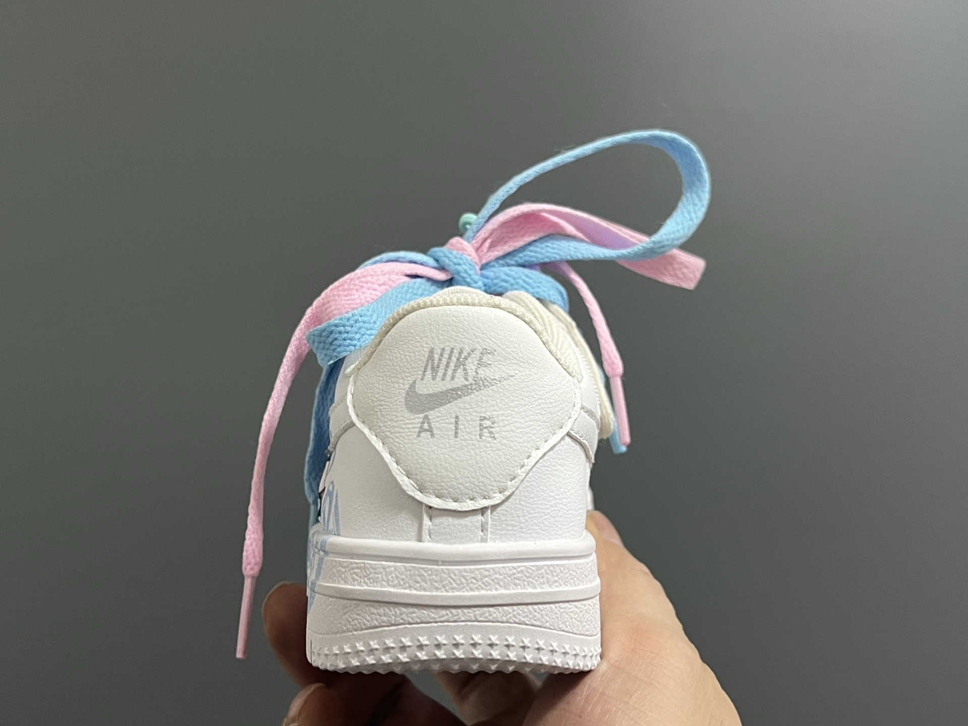 图片[6]-空一号双鞋带魔术贴卡通儿童休闲鞋 尺码：26-37码 经典空军一号卡通联名 可爱的哪吒敖丙挂件 优质皮料拼接，质感满满🈵 推荐get✔️-选品中心