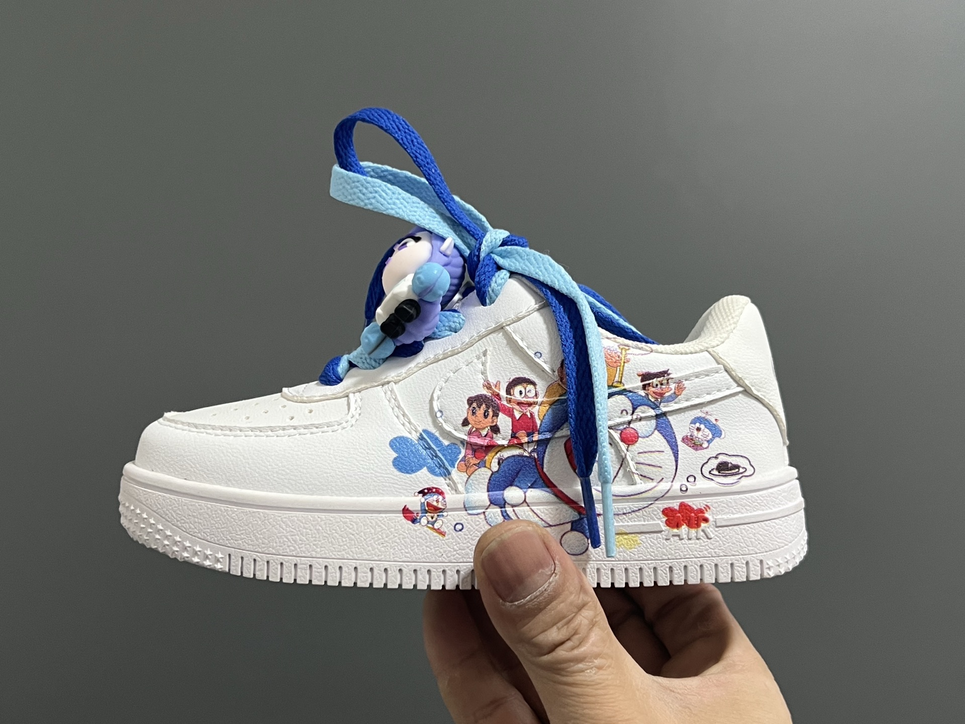 图片[4]-空一号双鞋带魔术贴卡通儿童休闲鞋 尺码：26-37码 经典空军一号卡通联名 可爱的哪吒敖丙挂件 优质皮料拼接，质感满满🈵 推荐get✔️-选品中心