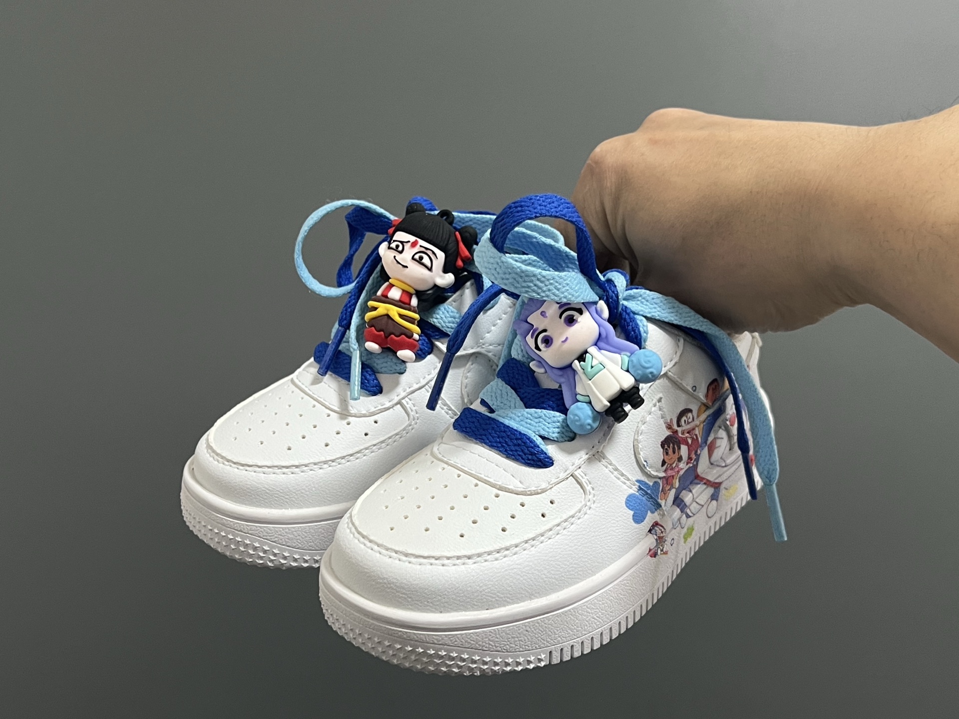 图片[2]-空一号双鞋带魔术贴卡通儿童休闲鞋 尺码：26-37码 经典空军一号卡通联名 可爱的哪吒敖丙挂件 优质皮料拼接，质感满满🈵 推荐get✔️-选品中心