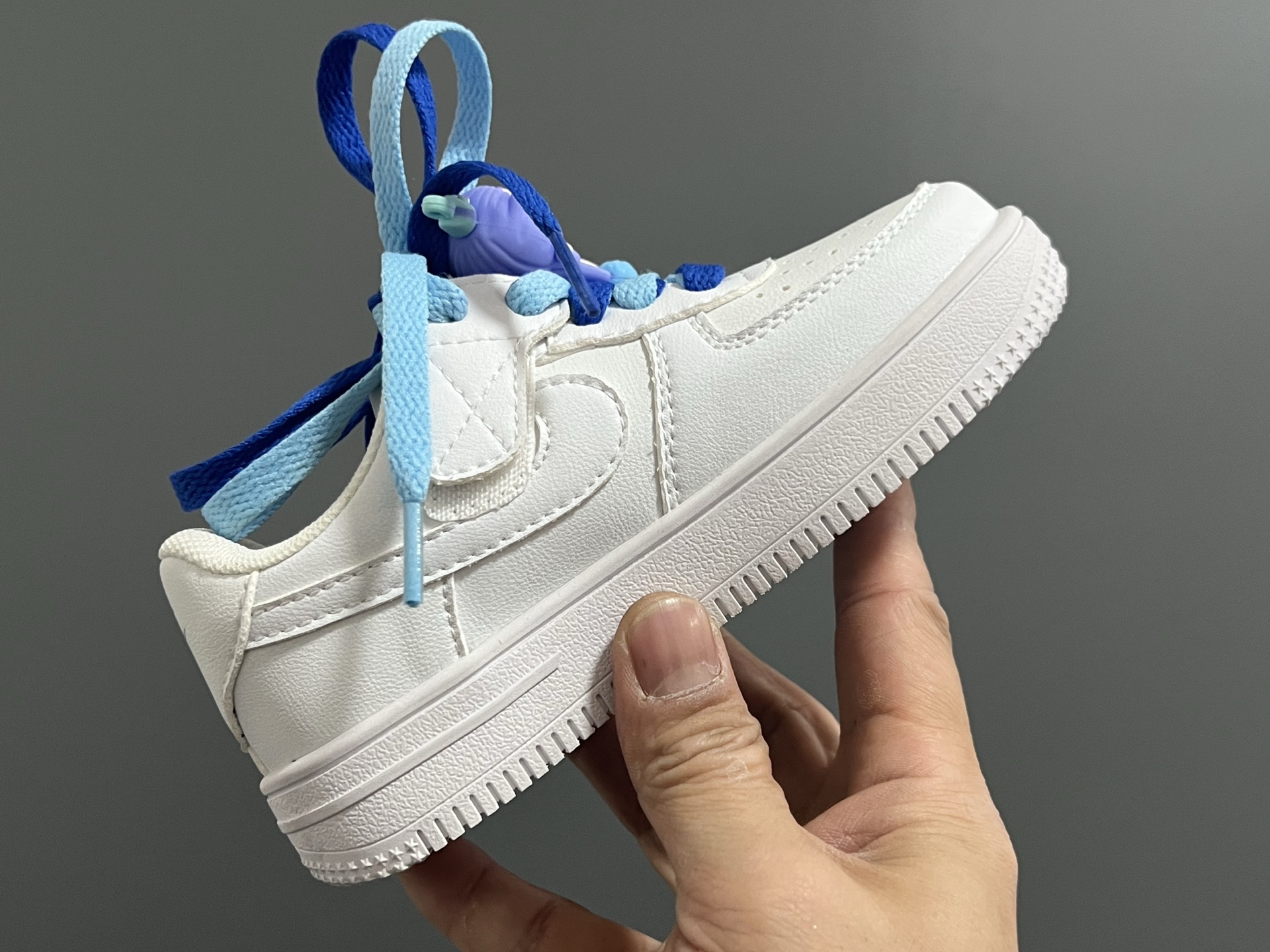 图片[6]-空一号双鞋带魔术贴卡通儿童休闲鞋 尺码：26-37码 经典空军一号卡通联名 可爱的哪吒敖丙挂件 优质皮料拼接，质感满满🈵 推荐get✔️-选品中心