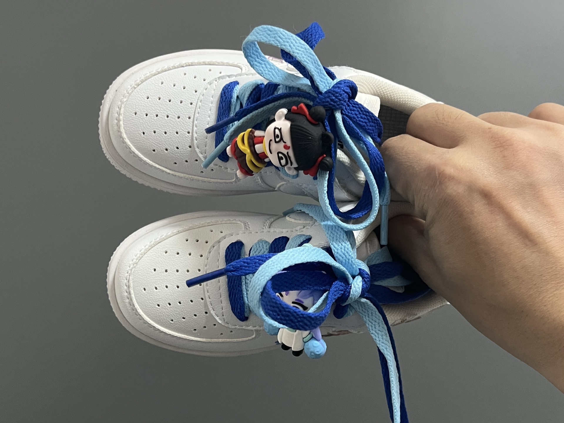 空一号双鞋带魔术贴卡通儿童休闲鞋 尺码：26-37码 经典空军一号卡通联名 可爱的哪吒敖丙挂件 优质皮料拼接，质感满满🈵 推荐get✔️-选品中心