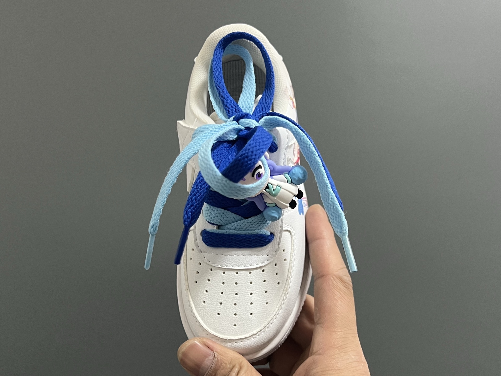 图片[7]-空一号双鞋带魔术贴卡通儿童休闲鞋 尺码：26-37码 经典空军一号卡通联名 可爱的哪吒敖丙挂件 优质皮料拼接，质感满满🈵 推荐get✔️-选品中心