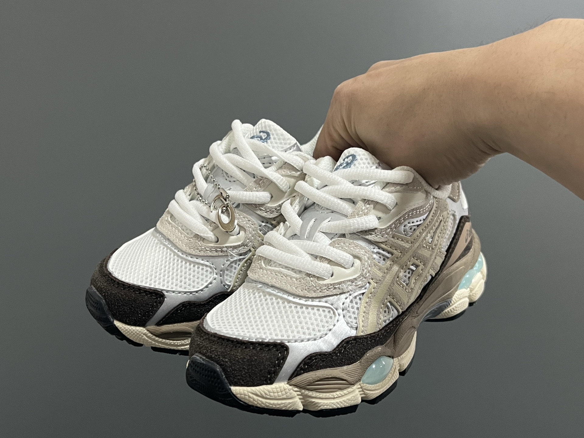 亚瑟士YSS新款gel-nyc鞋带款儿童运动老爹鞋 尺码：26-37码 经典亚瑟士系列🆕 老爹款式设计，百搭又时髦✨ 橡胶耐磨防滑大底，脚感超赞👍🏻-选品中心