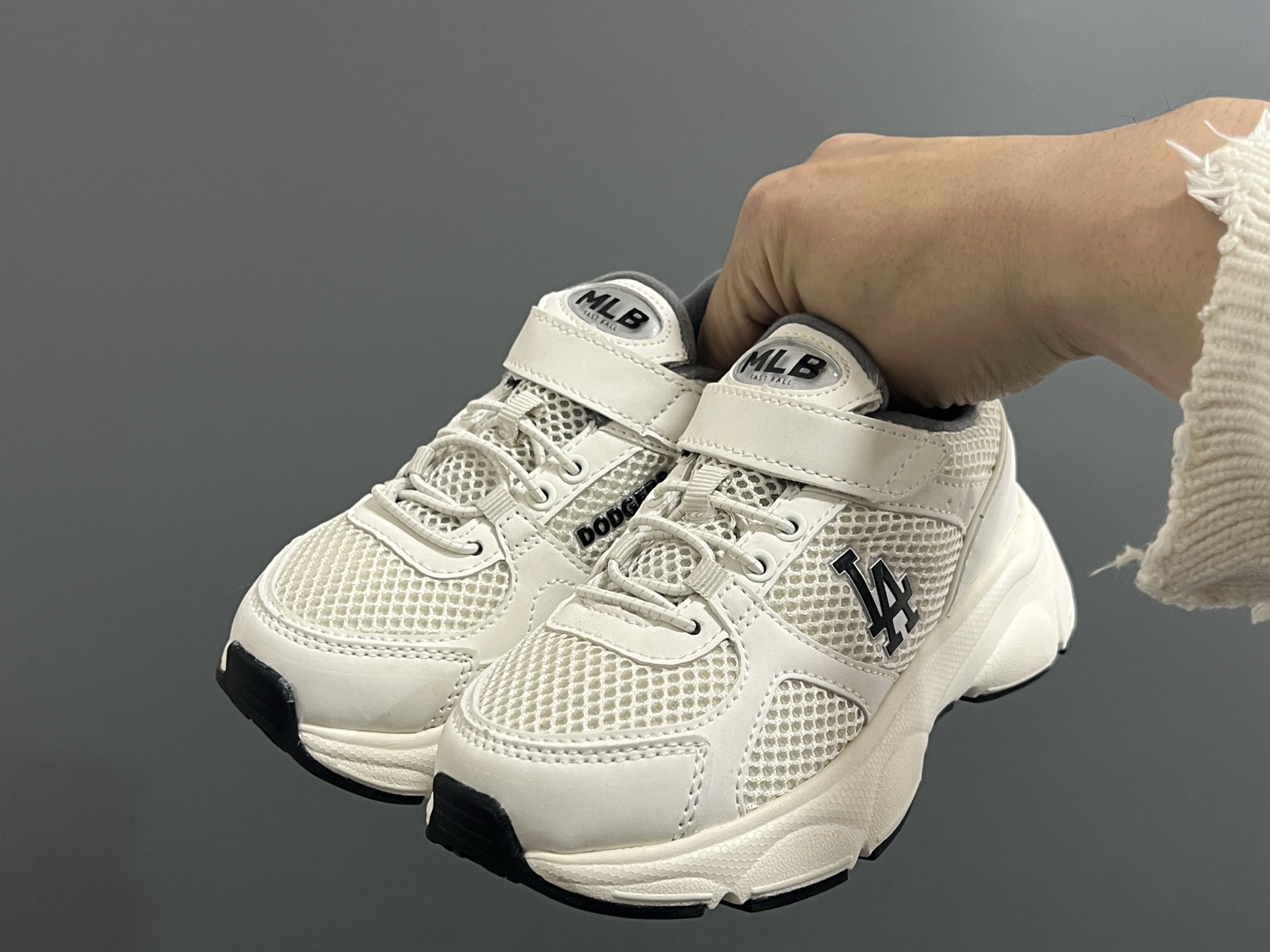 图片[2]-M家春夏新款网面儿童魔术贴运动鞋 尺码：26-37码 经典MLB系列🆕 透气性网面设计，舒适不闷脚☁️ 魔术贴➕松紧带设计，穿脱方便✌🏻 橡胶耐磨防滑大底，脚感超赞👍🏻-选品中心