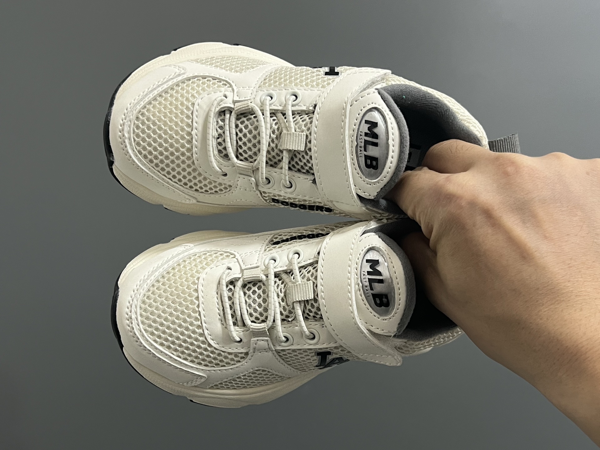 M家春夏新款网面儿童魔术贴运动鞋 尺码：26-37码 经典MLB系列🆕 透气性网面设计，舒适不闷脚☁️ 魔术贴➕松紧带设计，穿脱方便✌🏻 橡胶耐磨防滑大底，脚感超赞👍🏻-选品中心