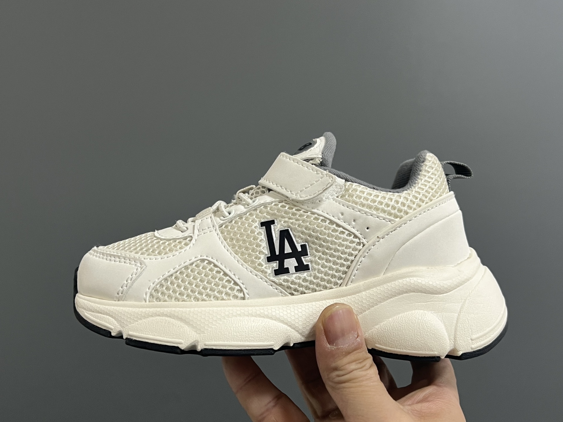 图片[4]-M家春夏新款网面儿童魔术贴运动鞋 尺码：26-37码 经典MLB系列🆕 透气性网面设计，舒适不闷脚☁️ 魔术贴➕松紧带设计，穿脱方便✌🏻 橡胶耐磨防滑大底，脚感超赞👍🏻-选品中心