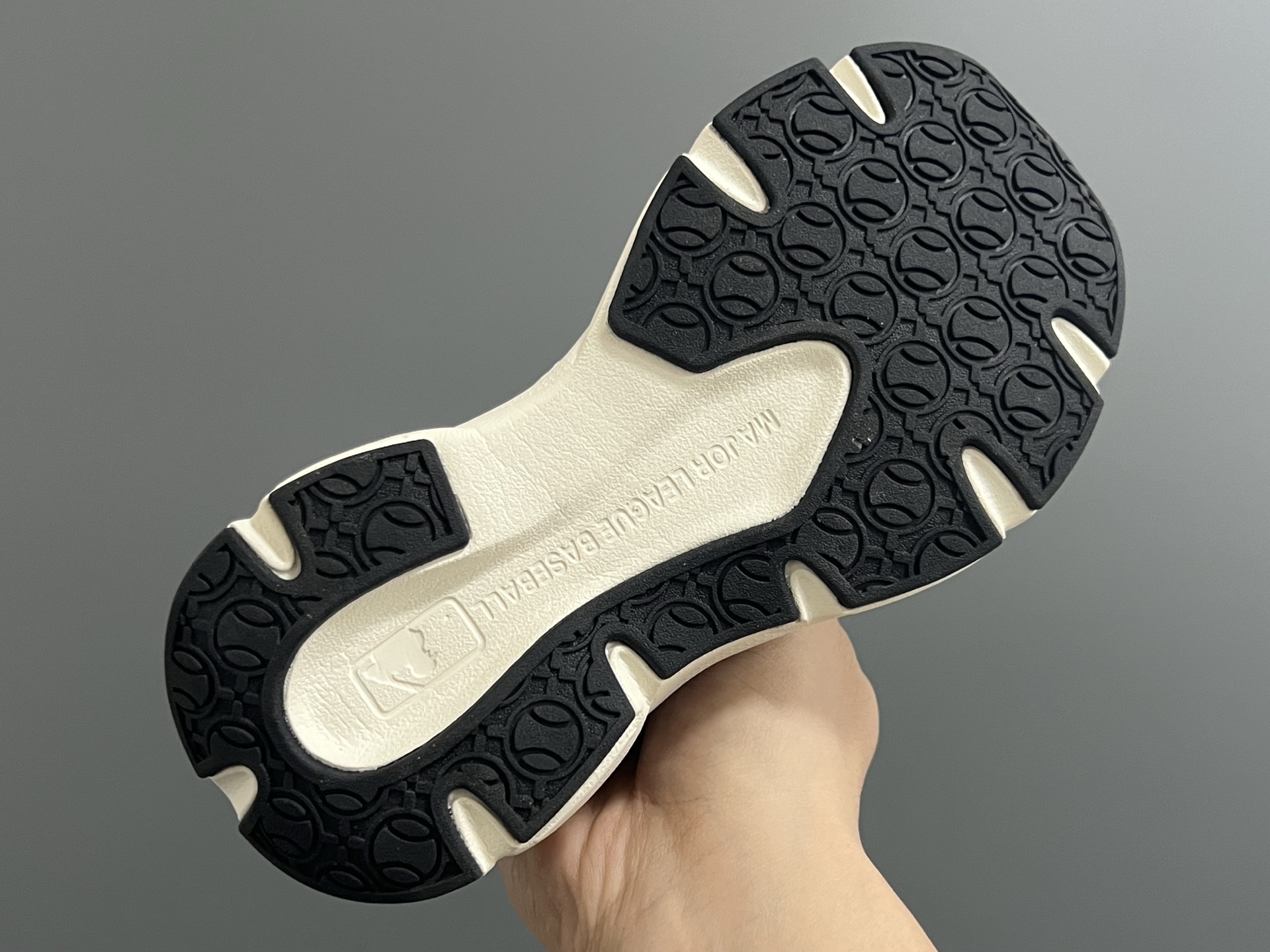 图片[5]-M家春夏新款网面儿童魔术贴运动鞋 尺码：26-37码 经典MLB系列🆕 透气性网面设计，舒适不闷脚☁️ 魔术贴➕松紧带设计，穿脱方便✌🏻 橡胶耐磨防滑大底，脚感超赞👍🏻-选品中心