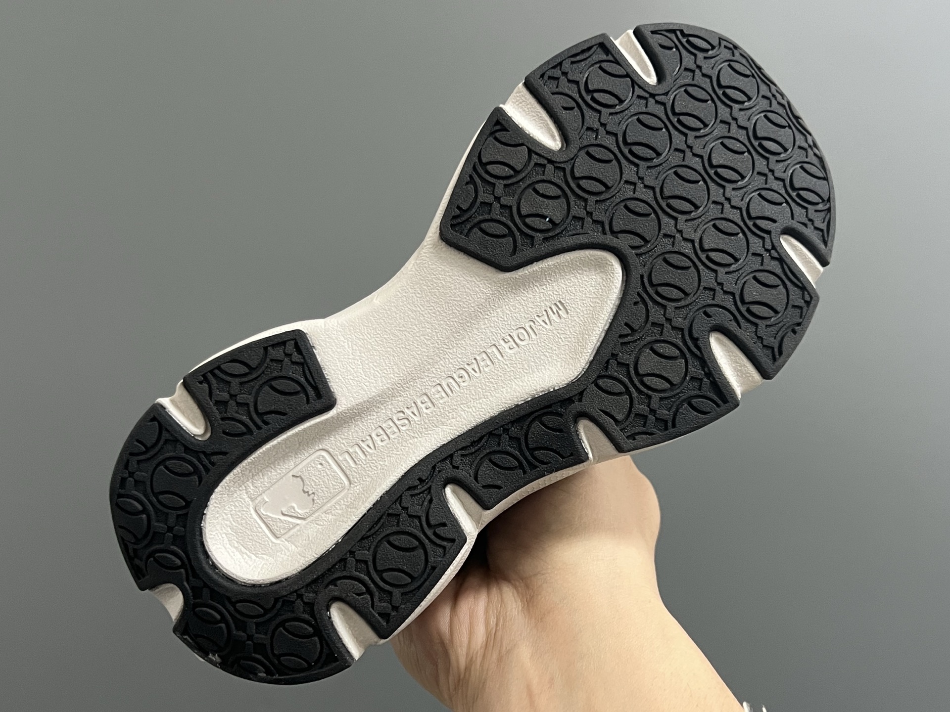 图片[5]-M家春夏新款网面儿童魔术贴运动鞋 尺码：26-37码 经典MLB系列🆕 透气性网面设计，舒适不闷脚☁️ 魔术贴➕松紧带设计，穿脱方便✌🏻 橡胶耐磨防滑大底，脚感超赞👍🏻-选品中心