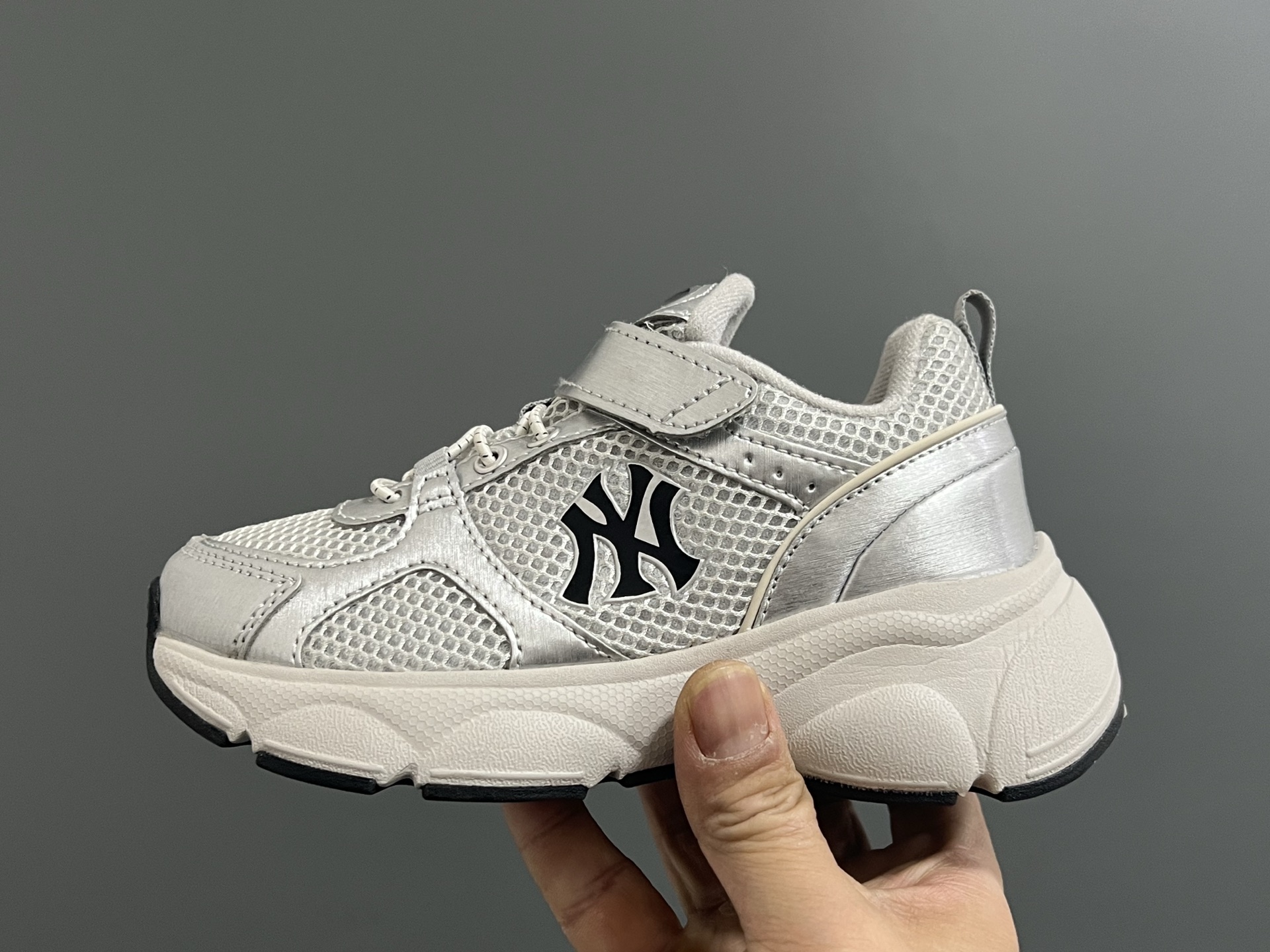 图片[4]-M家春夏新款网面儿童魔术贴运动鞋 尺码：26-37码 经典MLB系列🆕 透气性网面设计，舒适不闷脚☁️ 魔术贴➕松紧带设计，穿脱方便✌🏻 橡胶耐磨防滑大底，脚感超赞👍🏻-选品中心