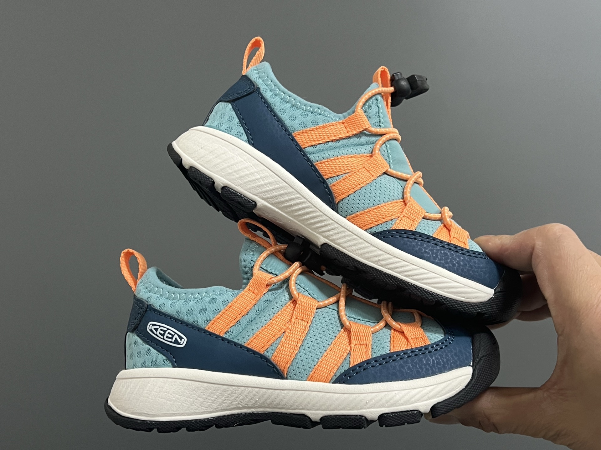 图片[9]-KEEN潮牌新款MOTOZOA超轻户外儿童跑鞋 尺码：23-37码 户外大佬—KEEN系列🆕 高端1：1原版定制，代购一鞋难求🔥 防踢护鞋头设计，透气性网面拼接☁️ 独家定制耐磨防滑大底，满足户外各种地形和运动需求✌🏻-选品中心