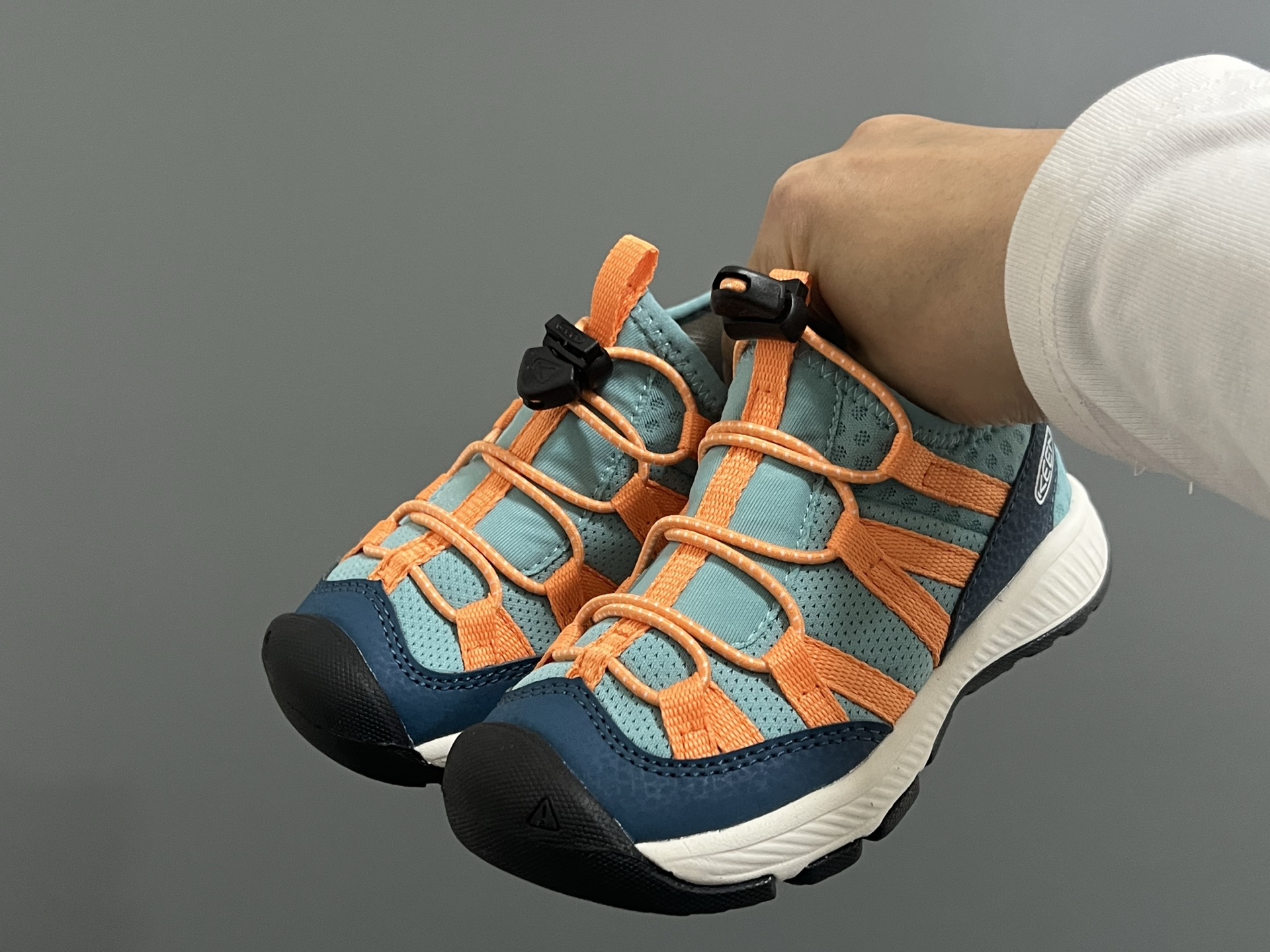 KEEN潮牌新款MOTOZOA超轻户外儿童跑鞋 尺码：23-37码 户外大佬—KEEN系列🆕 高端1：1原版定制，代购一鞋难求🔥 防踢护鞋头设计，透气性网面拼接☁️ 独家定制耐磨防滑大底，满足户外各种地形和运动需求✌🏻-选品中心