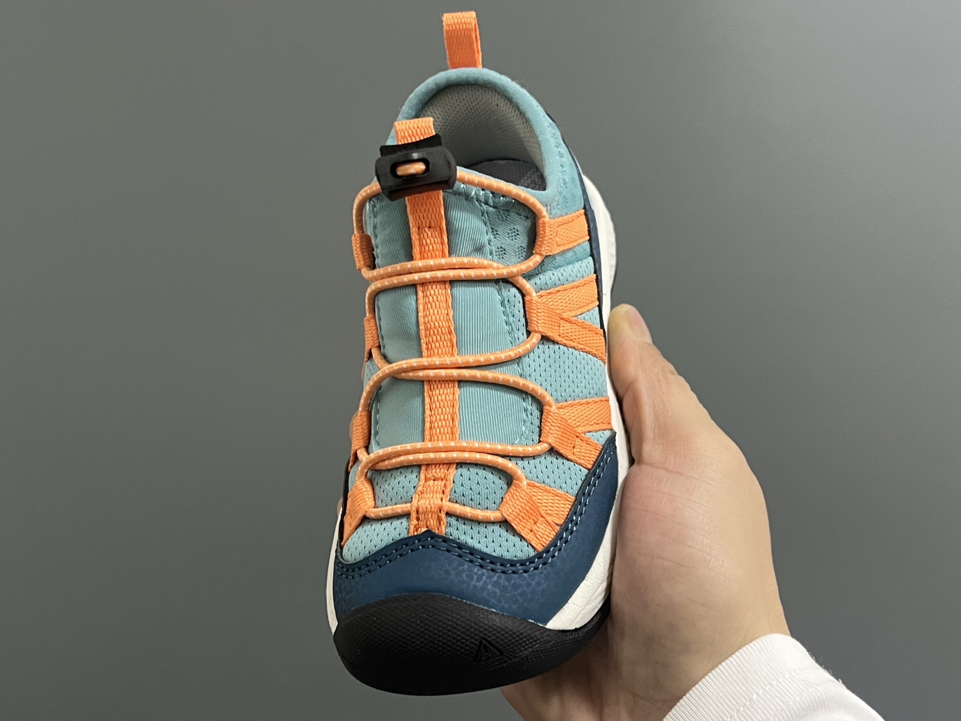 图片[3]-KEEN潮牌新款MOTOZOA超轻户外儿童跑鞋 尺码：23-37码 户外大佬—KEEN系列🆕 高端1：1原版定制，代购一鞋难求🔥 防踢护鞋头设计，透气性网面拼接☁️ 独家定制耐磨防滑大底，满足户外各种地形和运动需求✌🏻-选品中心