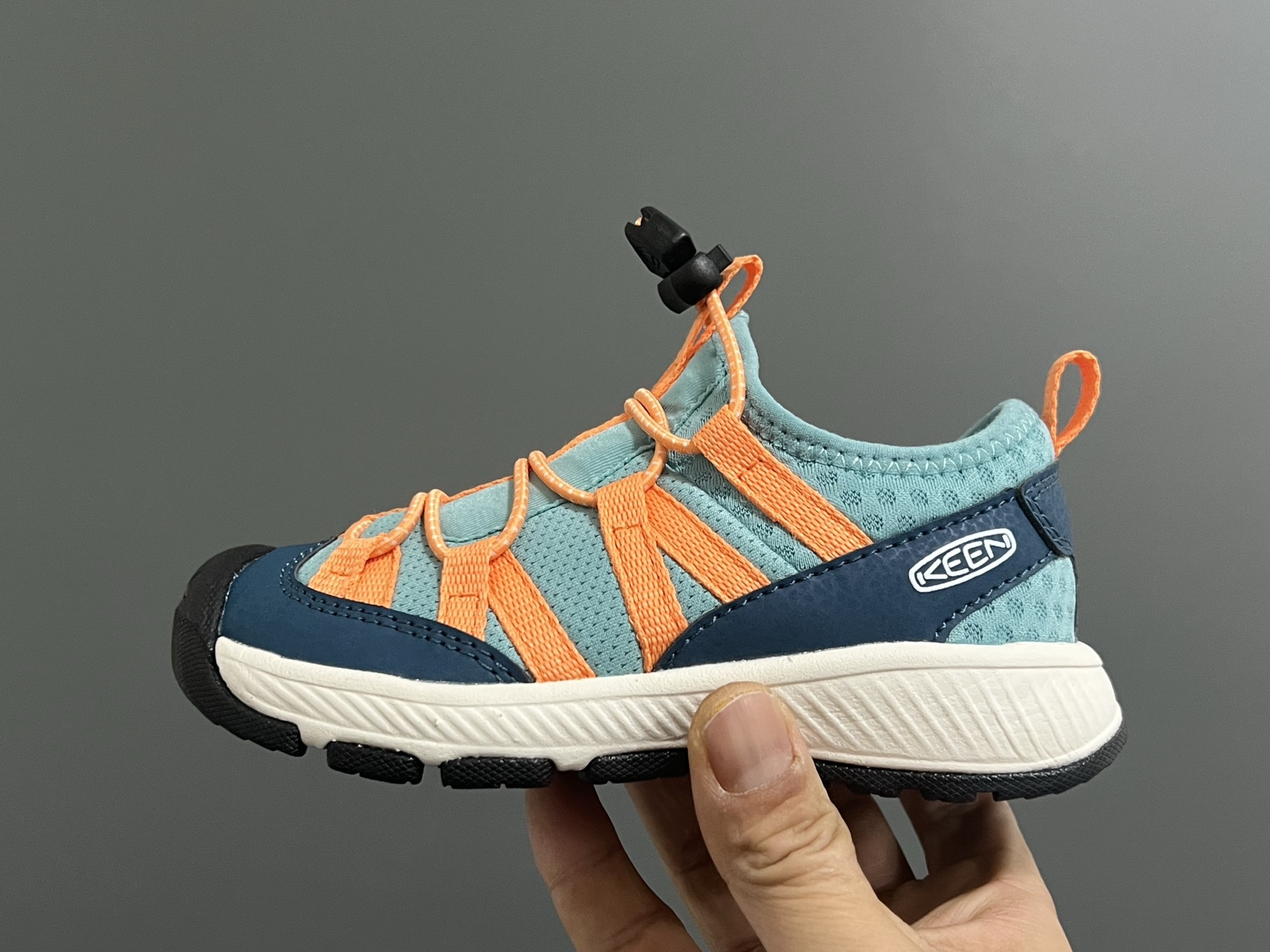 图片[4]-KEEN潮牌新款MOTOZOA超轻户外儿童跑鞋 尺码：23-37码 户外大佬—KEEN系列🆕 高端1：1原版定制，代购一鞋难求🔥 防踢护鞋头设计，透气性网面拼接☁️ 独家定制耐磨防滑大底，满足户外各种地形和运动需求✌🏻-选品中心