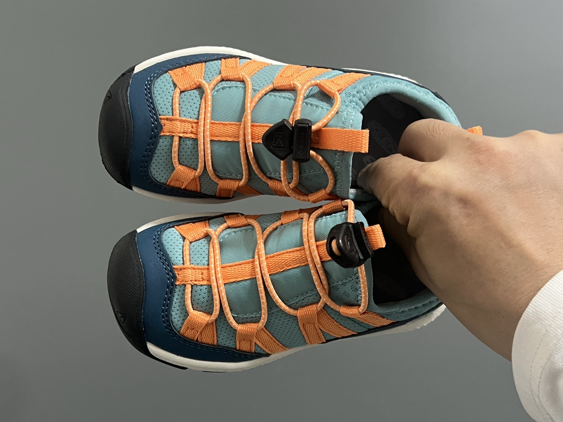 图片[2]-KEEN潮牌新款MOTOZOA超轻户外儿童跑鞋 尺码：23-37码 户外大佬—KEEN系列🆕 高端1：1原版定制，代购一鞋难求🔥 防踢护鞋头设计，透气性网面拼接☁️ 独家定制耐磨防滑大底，满足户外各种地形和运动需求✌🏻-选品中心