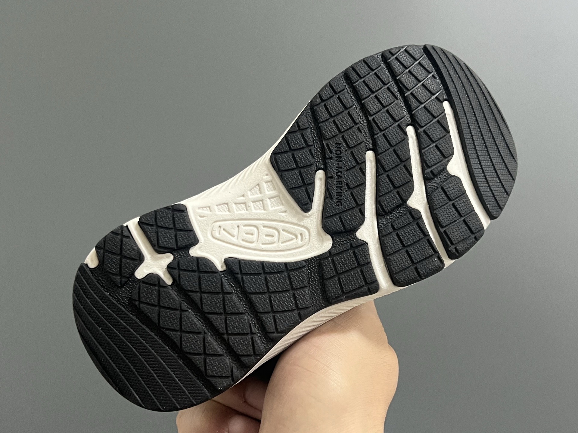 图片[5]-KEEN潮牌新款MOTOZOA超轻户外儿童跑鞋 尺码：23-37码 户外大佬—KEEN系列🆕 高端1：1原版定制，代购一鞋难求🔥 防踢护鞋头设计，透气性网面拼接☁️ 独家定制耐磨防滑大底，满足户外各种地形和运动需求✌🏻-选品中心