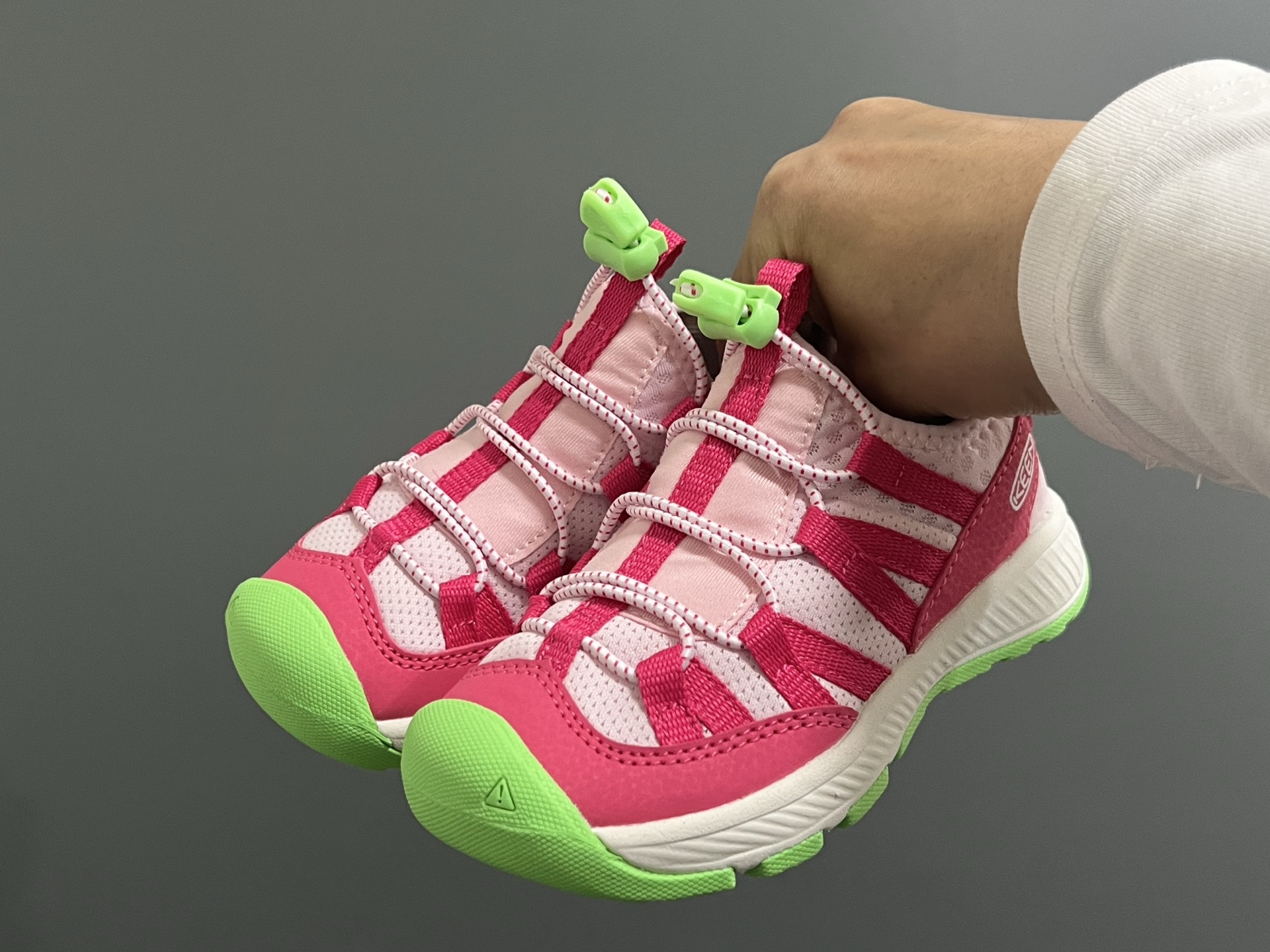 图片[2]-KEEN潮牌新款MOTOZOA超轻户外儿童跑鞋 尺码：23-37码 户外大佬—KEEN系列🆕 高端1：1原版定制，代购一鞋难求🔥 防踢护鞋头设计，透气性网面拼接☁️ 独家定制耐磨防滑大底，满足户外各种地形和运动需求✌🏻-选品中心