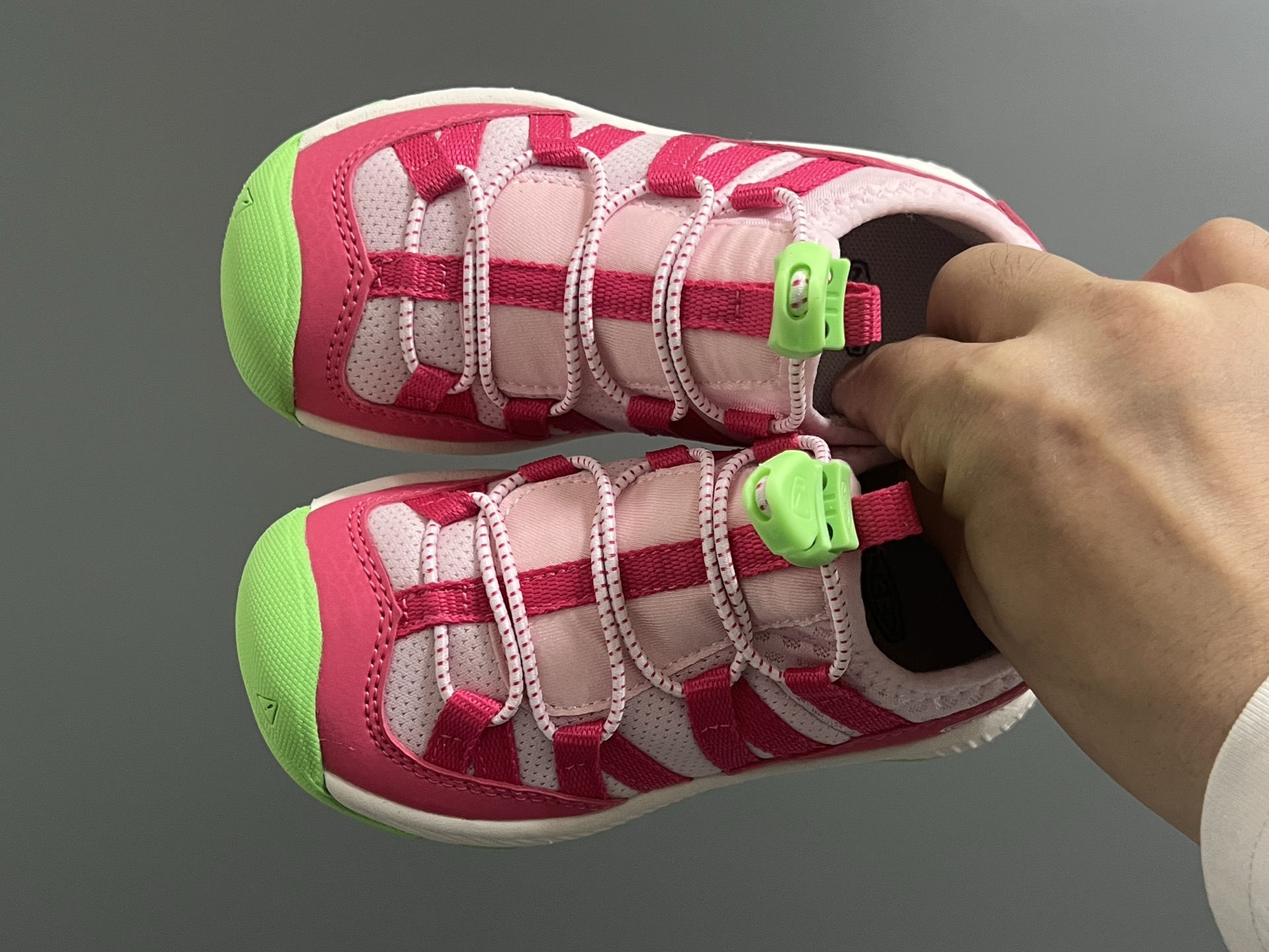 KEEN潮牌新款MOTOZOA超轻户外儿童跑鞋 尺码:23-37码 户外大佬—KEEN系列🆕 高端1:1原版定制,代购一鞋难求🔥 防踢护鞋头设计,透气性网面拼接☁️ 独家定制耐磨防滑大底,满足户外各种地形和运动需求✌🏻-选品中心