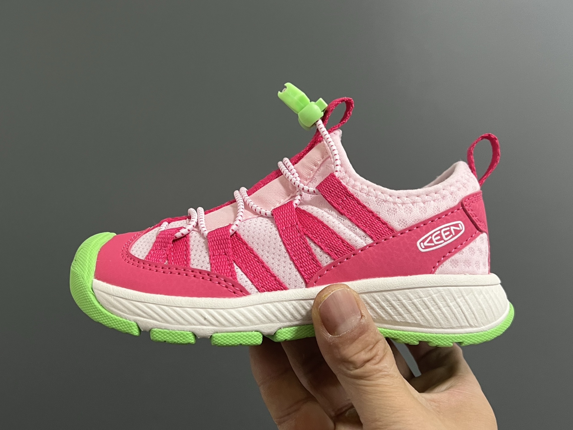 图片[4]-KEEN潮牌新款MOTOZOA超轻户外儿童跑鞋 尺码：23-37码 户外大佬—KEEN系列🆕 高端1：1原版定制，代购一鞋难求🔥 防踢护鞋头设计，透气性网面拼接☁️ 独家定制耐磨防滑大底，满足户外各种地形和运动需求✌🏻-选品中心