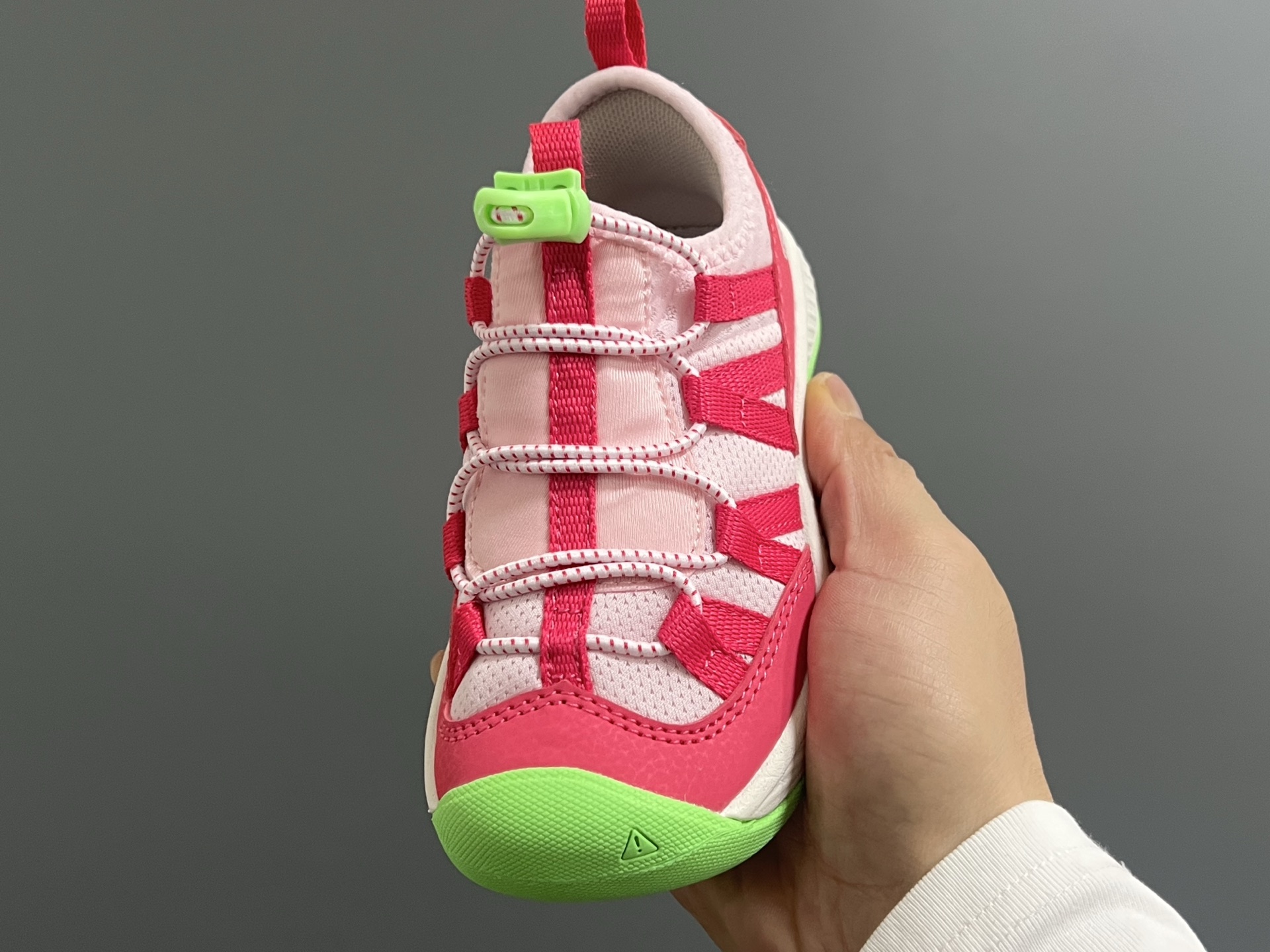 图片[3]-KEEN潮牌新款MOTOZOA超轻户外儿童跑鞋 尺码：23-37码 户外大佬—KEEN系列🆕 高端1：1原版定制，代购一鞋难求🔥 防踢护鞋头设计，透气性网面拼接☁️ 独家定制耐磨防滑大底，满足户外各种地形和运动需求✌🏻-选品中心