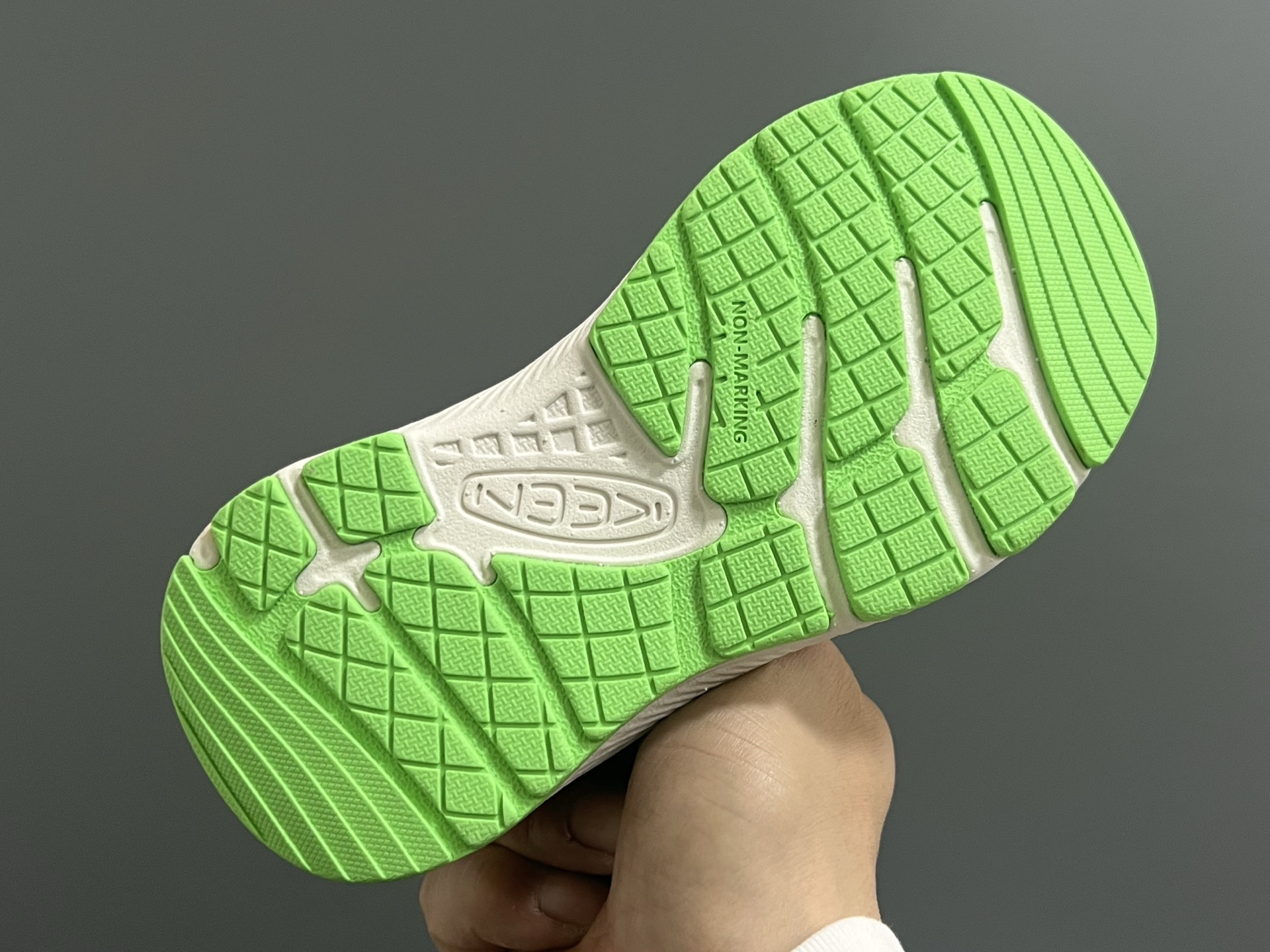 图片[5]-KEEN潮牌新款MOTOZOA超轻户外儿童跑鞋 尺码：23-37码 户外大佬—KEEN系列🆕 高端1：1原版定制，代购一鞋难求🔥 防踢护鞋头设计，透气性网面拼接☁️ 独家定制耐磨防滑大底，满足户外各种地形和运动需求✌🏻-选品中心