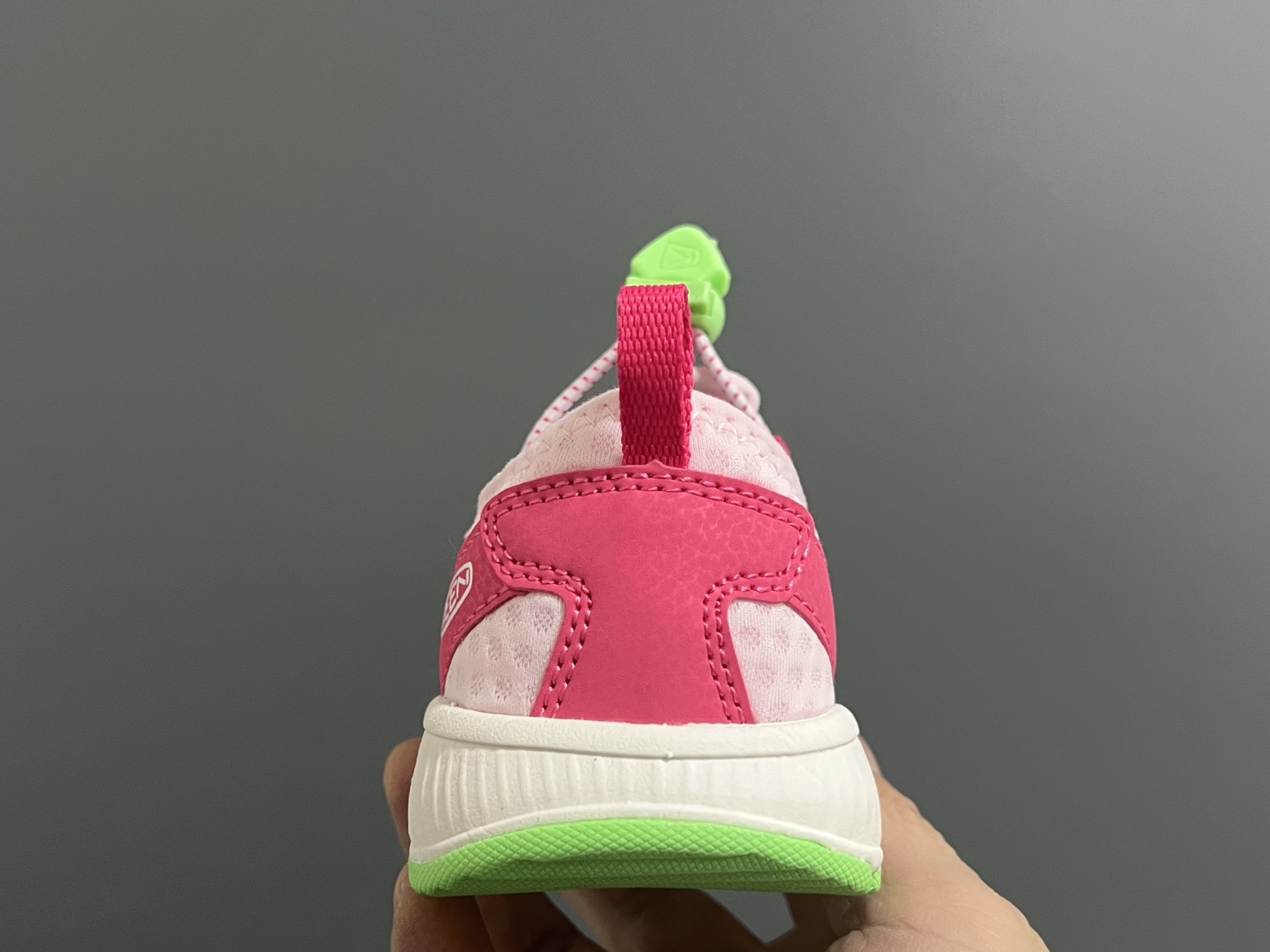 图片[6]-KEEN潮牌新款MOTOZOA超轻户外儿童跑鞋 尺码：23-37码 户外大佬—KEEN系列🆕 高端1：1原版定制，代购一鞋难求🔥 防踢护鞋头设计，透气性网面拼接☁️ 独家定制耐磨防滑大底，满足户外各种地形和运动需求✌🏻-选品中心