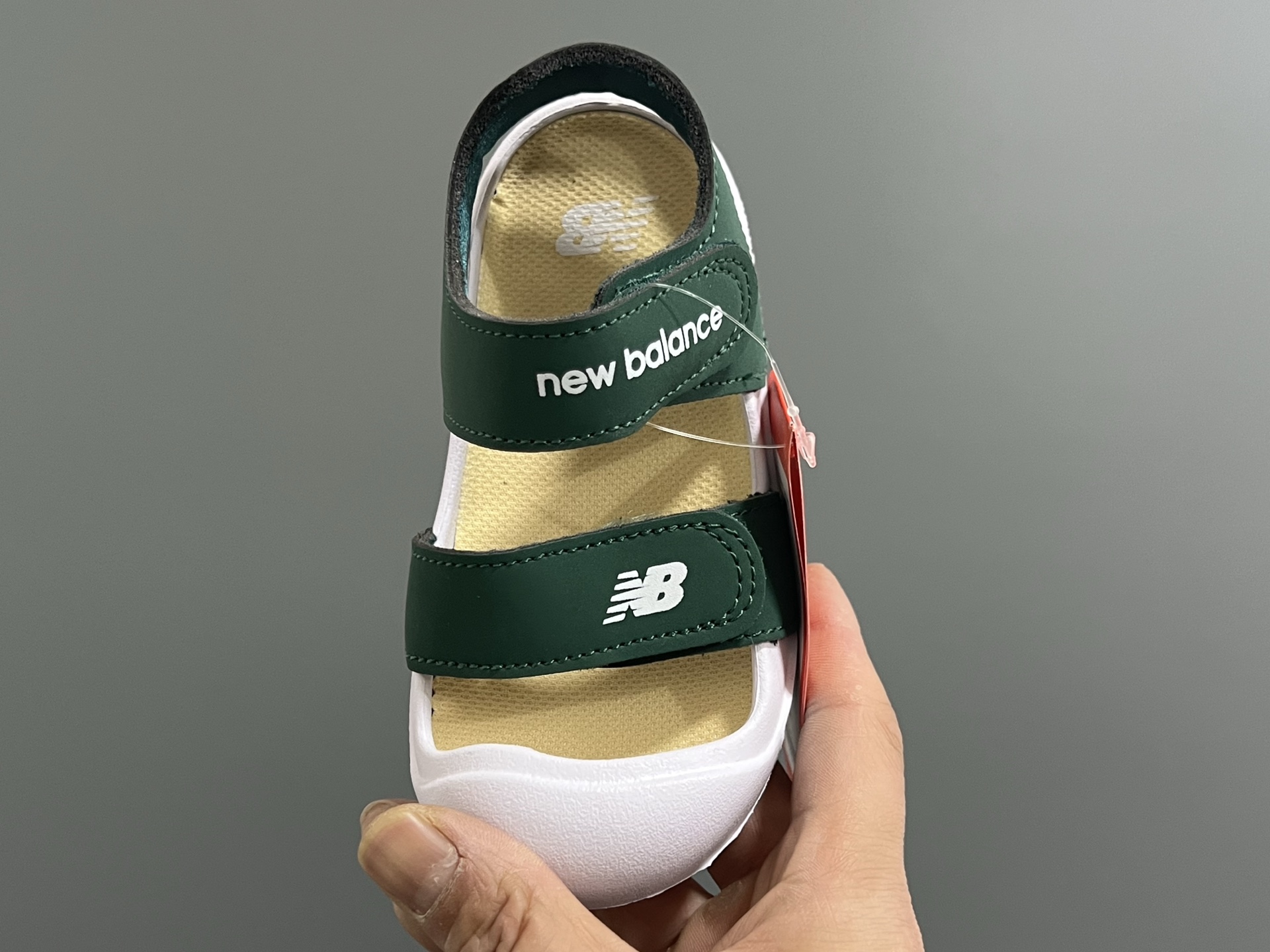 图片[8]-‼️‼️‼️ NB新款包头儿童护趾舒适男女童凉鞋 尺码：22-35 韩国官方同步新品🆕颜值爆表🔥 高级感满满的莫兰迪色系，视觉艺术的体验🌈 魔术贴➕松紧带设计，方便宝宝穿脱✅ 超轻EVA材质，上脚超舒适☁️ 可独立抽取式吸汗鞋垫，一鞋两穿，超赞👍🏻-选品中心