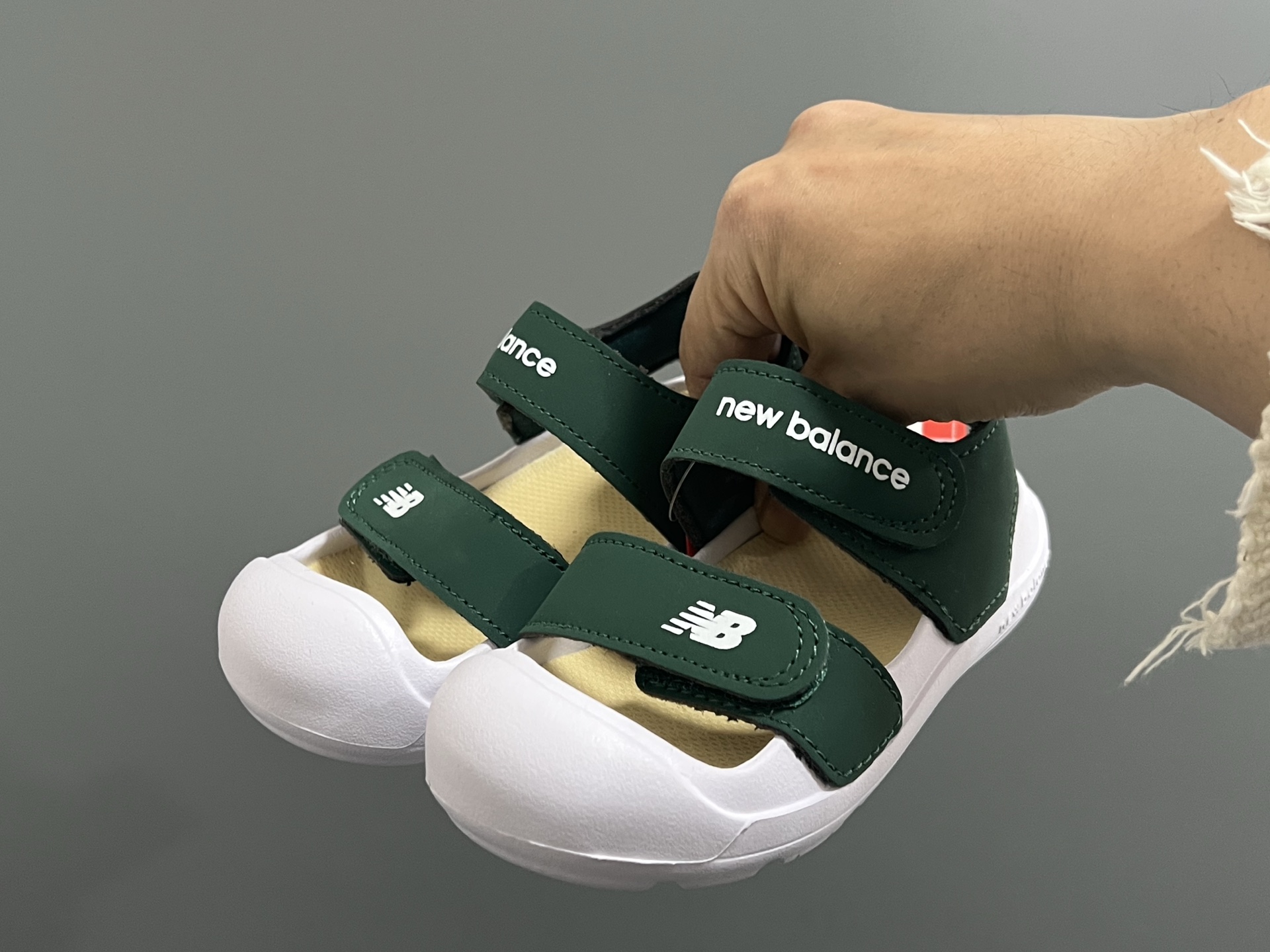 图片[2]-‼️‼️‼️ NB新款包头儿童护趾舒适男女童凉鞋 尺码：22-35 韩国官方同步新品🆕颜值爆表🔥 高级感满满的莫兰迪色系，视觉艺术的体验🌈 魔术贴➕松紧带设计，方便宝宝穿脱✅ 超轻EVA材质，上脚超舒适☁️ 可独立抽取式吸汗鞋垫，一鞋两穿，超赞👍🏻-选品中心