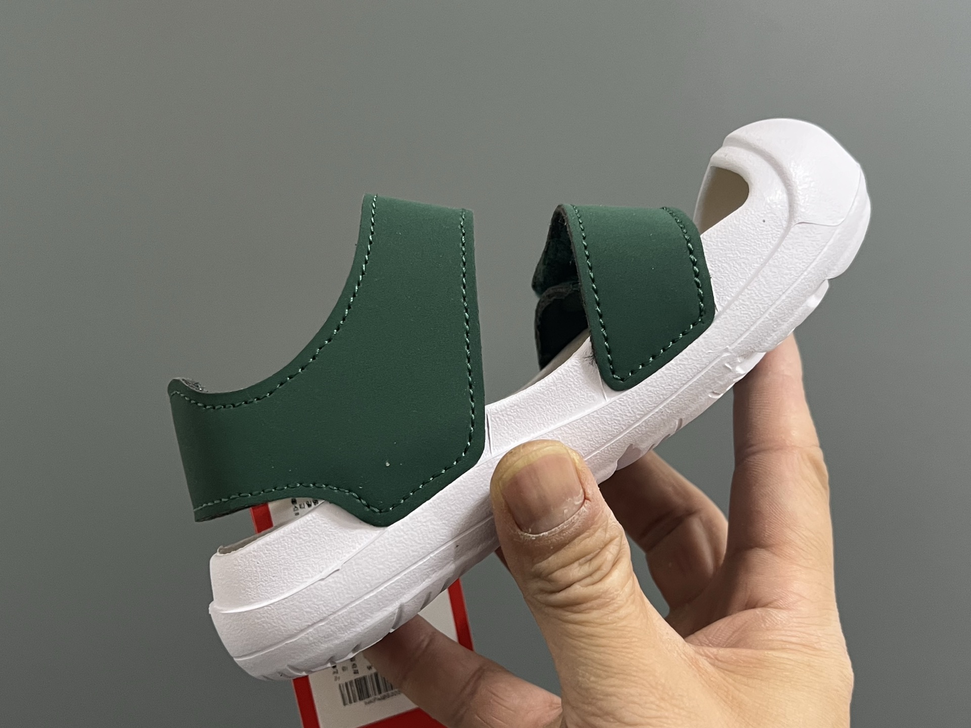 图片[6]-‼️‼️‼️ NB新款包头儿童护趾舒适男女童凉鞋 尺码：22-35 韩国官方同步新品🆕颜值爆表🔥 高级感满满的莫兰迪色系，视觉艺术的体验🌈 魔术贴➕松紧带设计，方便宝宝穿脱✅ 超轻EVA材质，上脚超舒适☁️ 可独立抽取式吸汗鞋垫，一鞋两穿，超赞👍🏻-选品中心