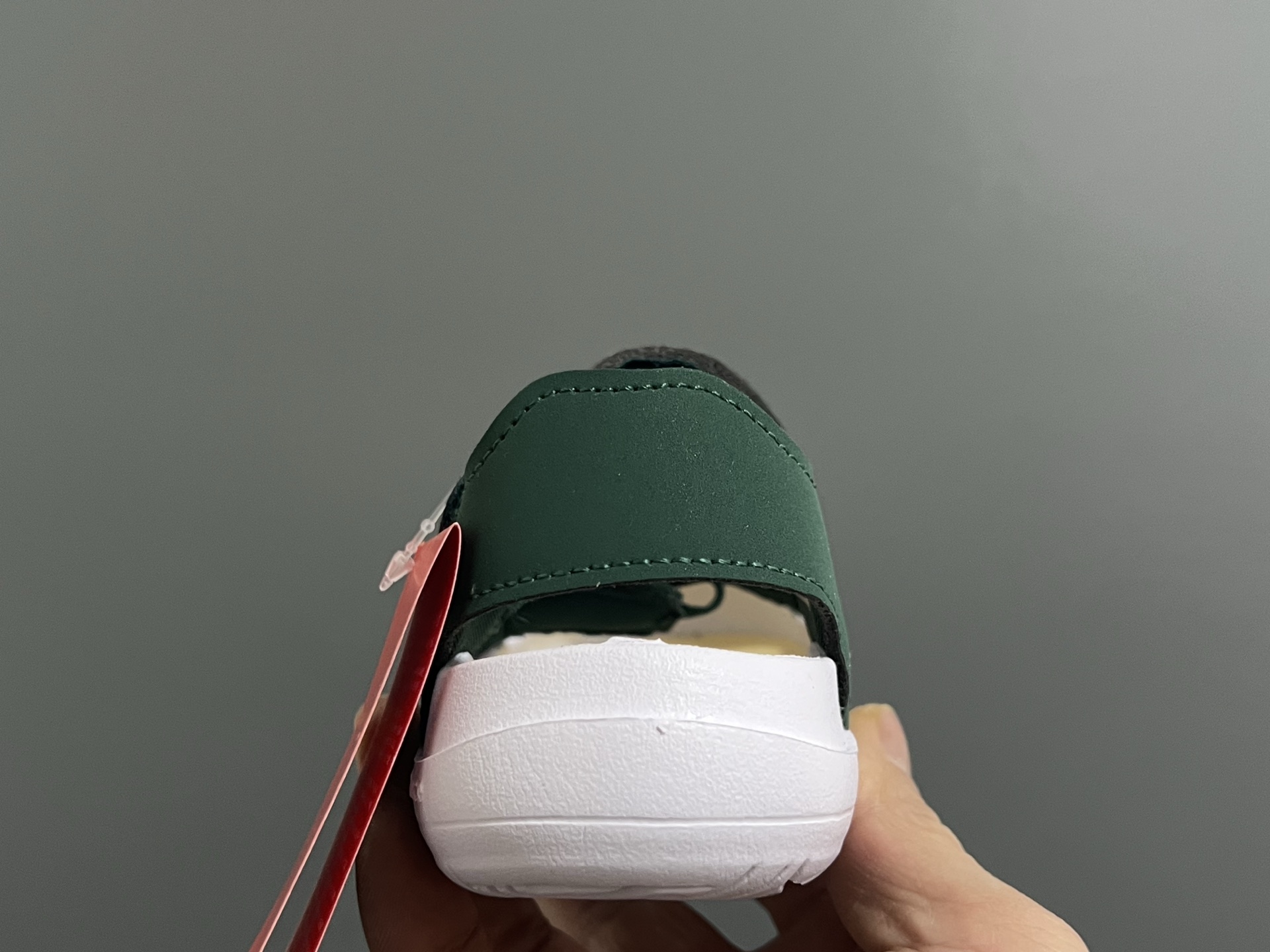 图片[7]-‼️‼️‼️ NB新款包头儿童护趾舒适男女童凉鞋 尺码：22-35 韩国官方同步新品🆕颜值爆表🔥 高级感满满的莫兰迪色系，视觉艺术的体验🌈 魔术贴➕松紧带设计，方便宝宝穿脱✅ 超轻EVA材质，上脚超舒适☁️ 可独立抽取式吸汗鞋垫，一鞋两穿，超赞👍🏻-选品中心