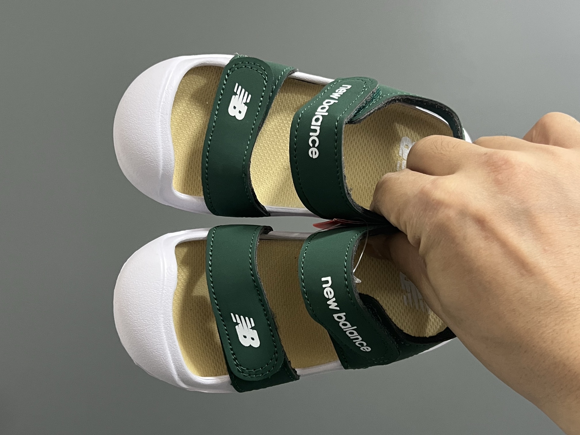 ‼️‼️‼️ NB新款包头儿童护趾舒适男女童凉鞋 尺码：22-35 韩国官方同步新品🆕颜值爆表🔥 高级感满满的莫兰迪色系，视觉艺术的体验🌈 魔术贴➕松紧带设计，方便宝宝穿脱✅ 超轻EVA材质，上脚超舒适☁️ 可独立抽取式吸汗鞋垫，一鞋两穿，超赞👍🏻-选品中心